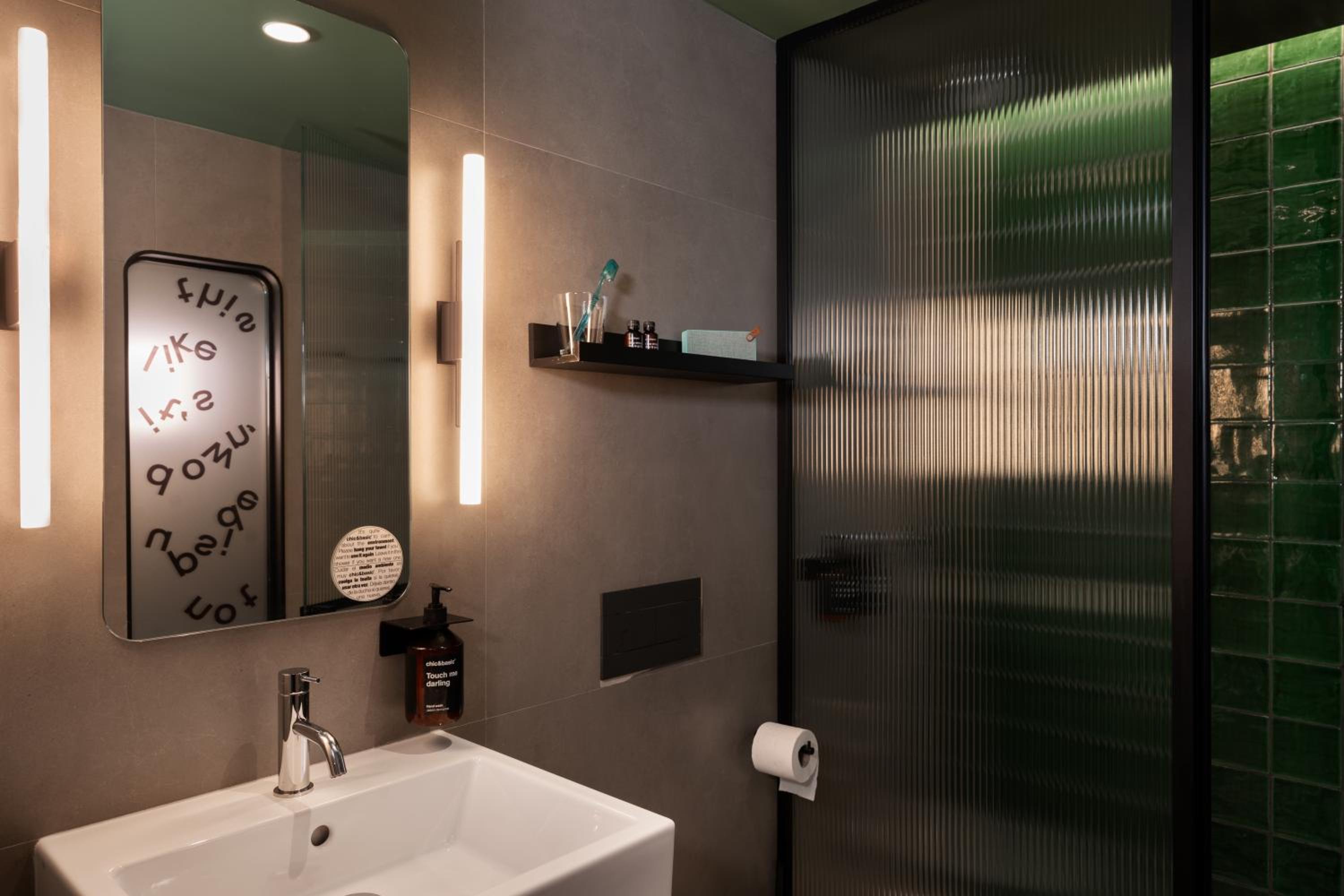 Small Double Room with Balcony - Photo 8