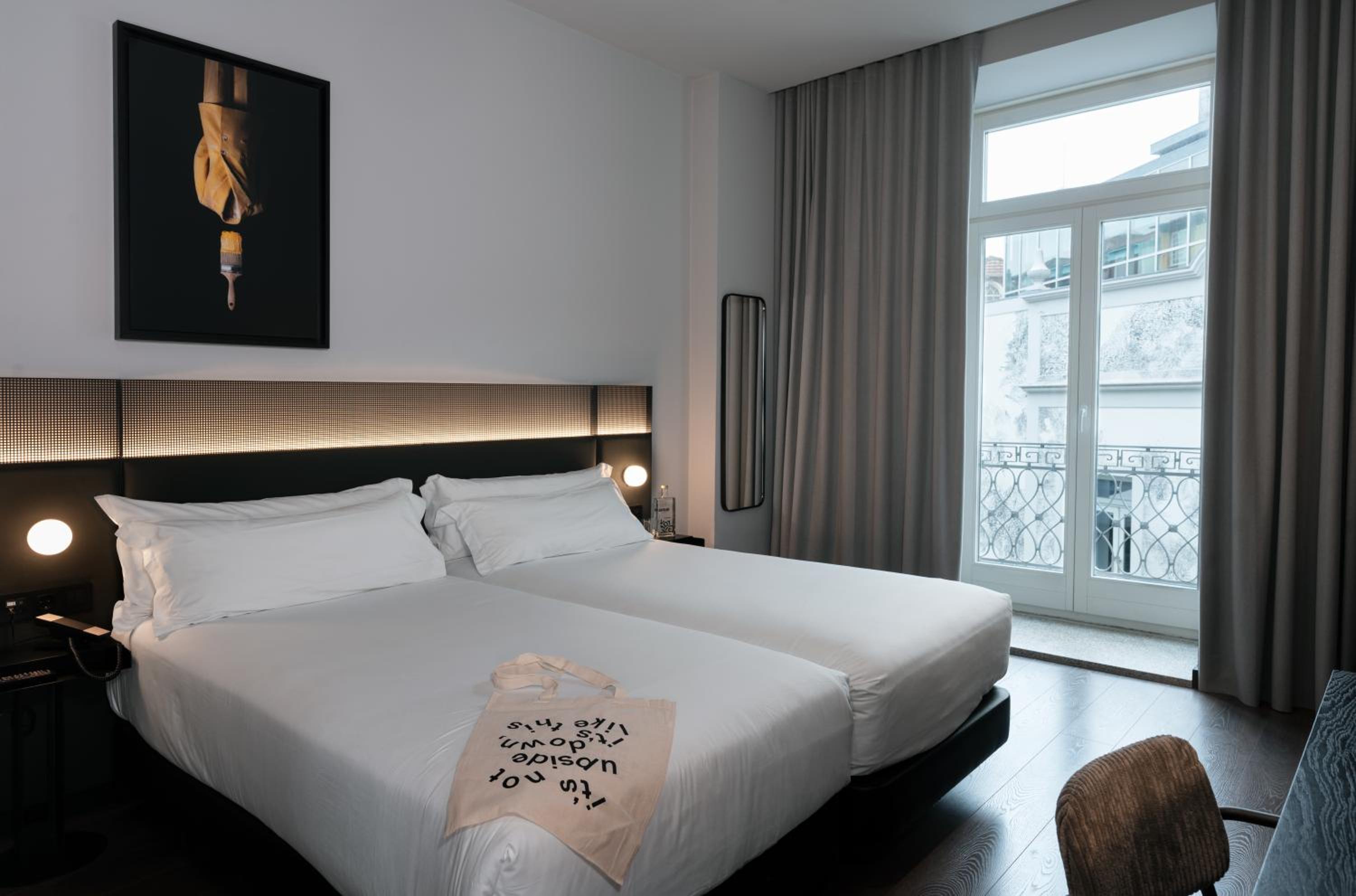 Deluxe Room City View with Balcony  - Photo 7