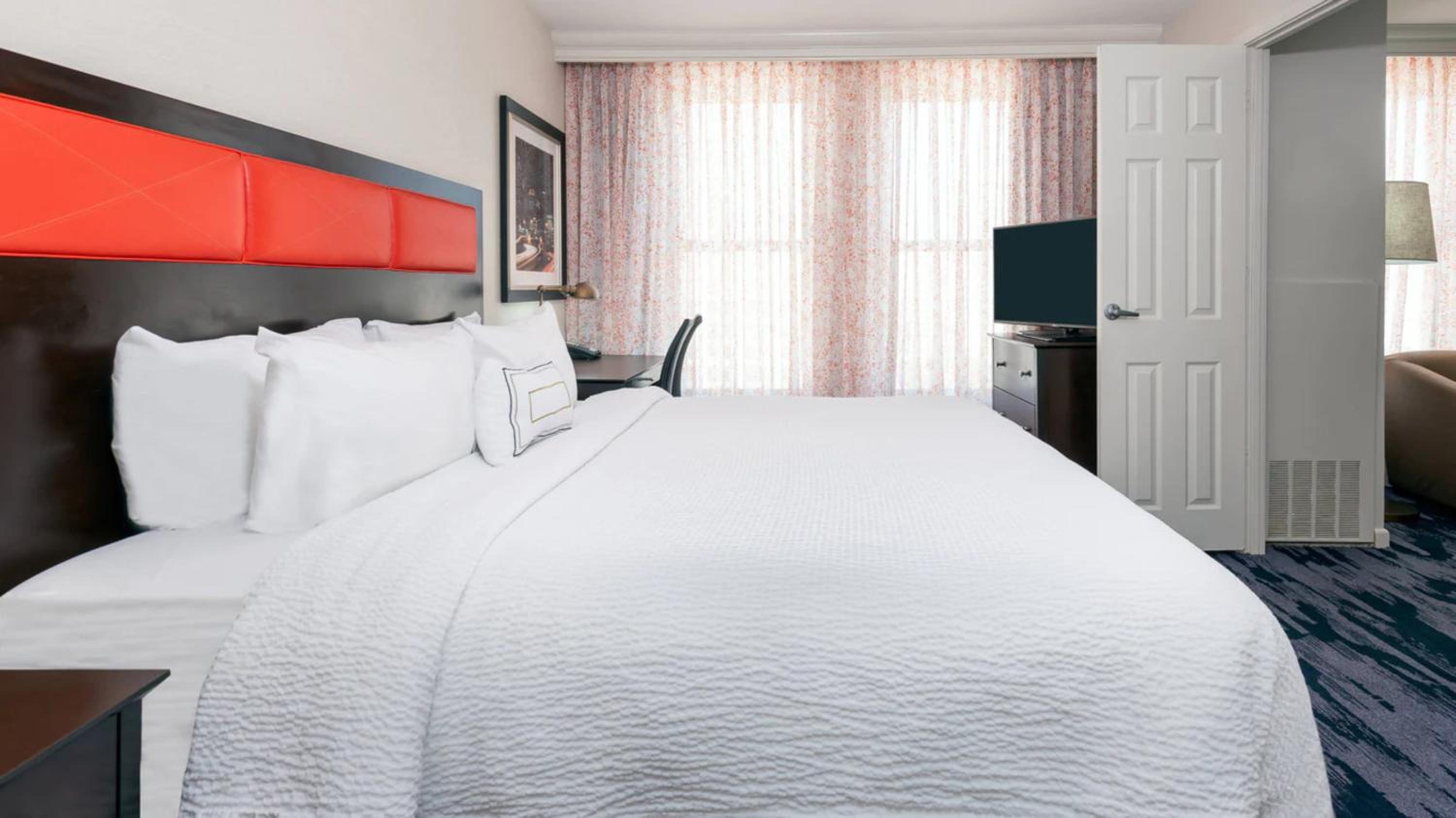 King Suite With Sofa Bed And Living Room, Tub 