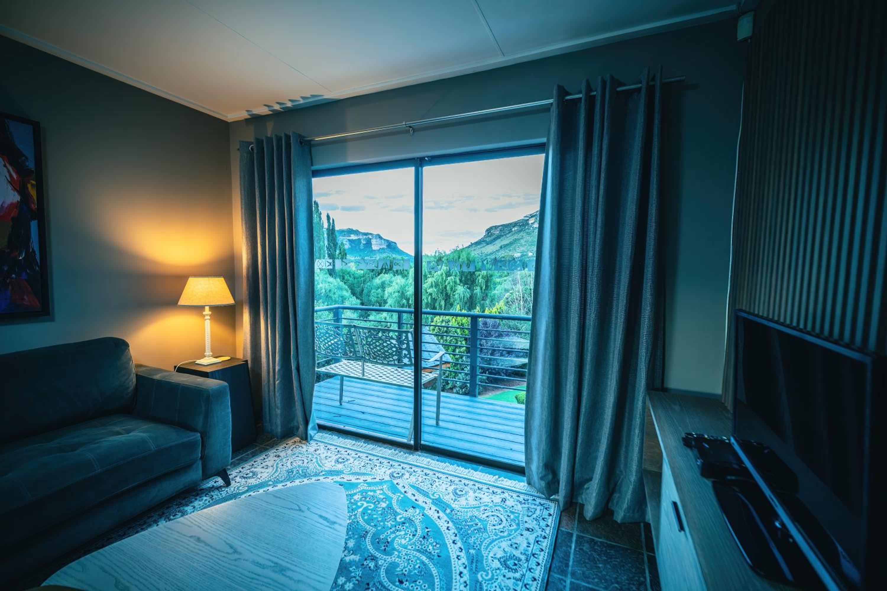 Double Room with Mountain View - Photo 2