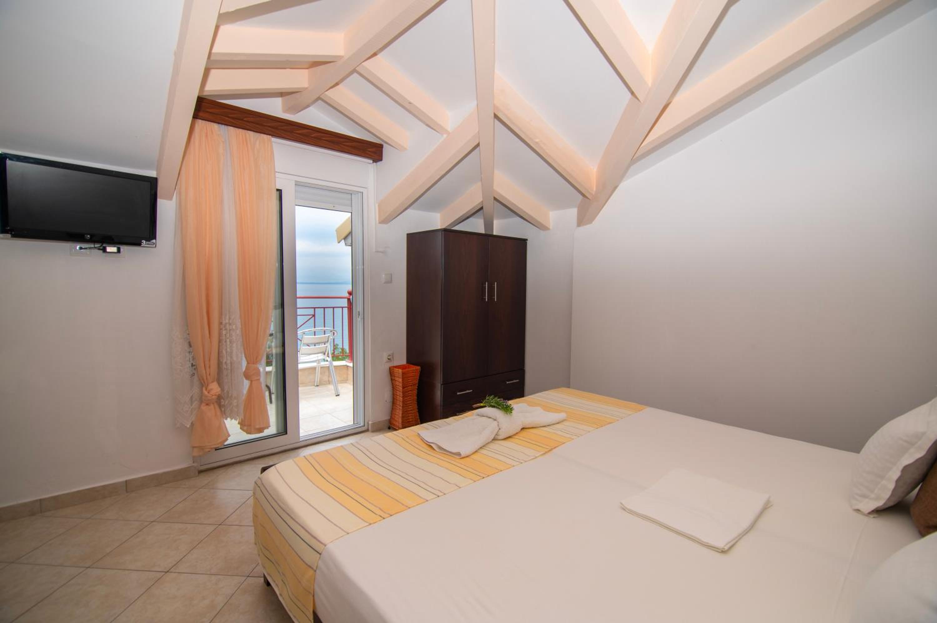 Two-Bedroom Apartment (5 Adults) - Attic photo 2