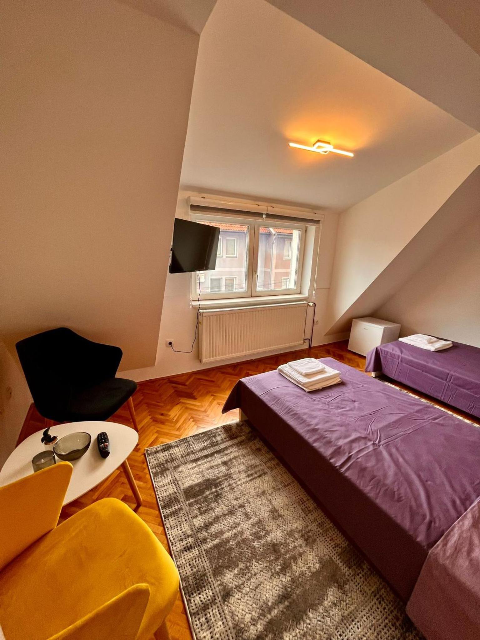 Deluxe One-Bedroom Apartment photo 2