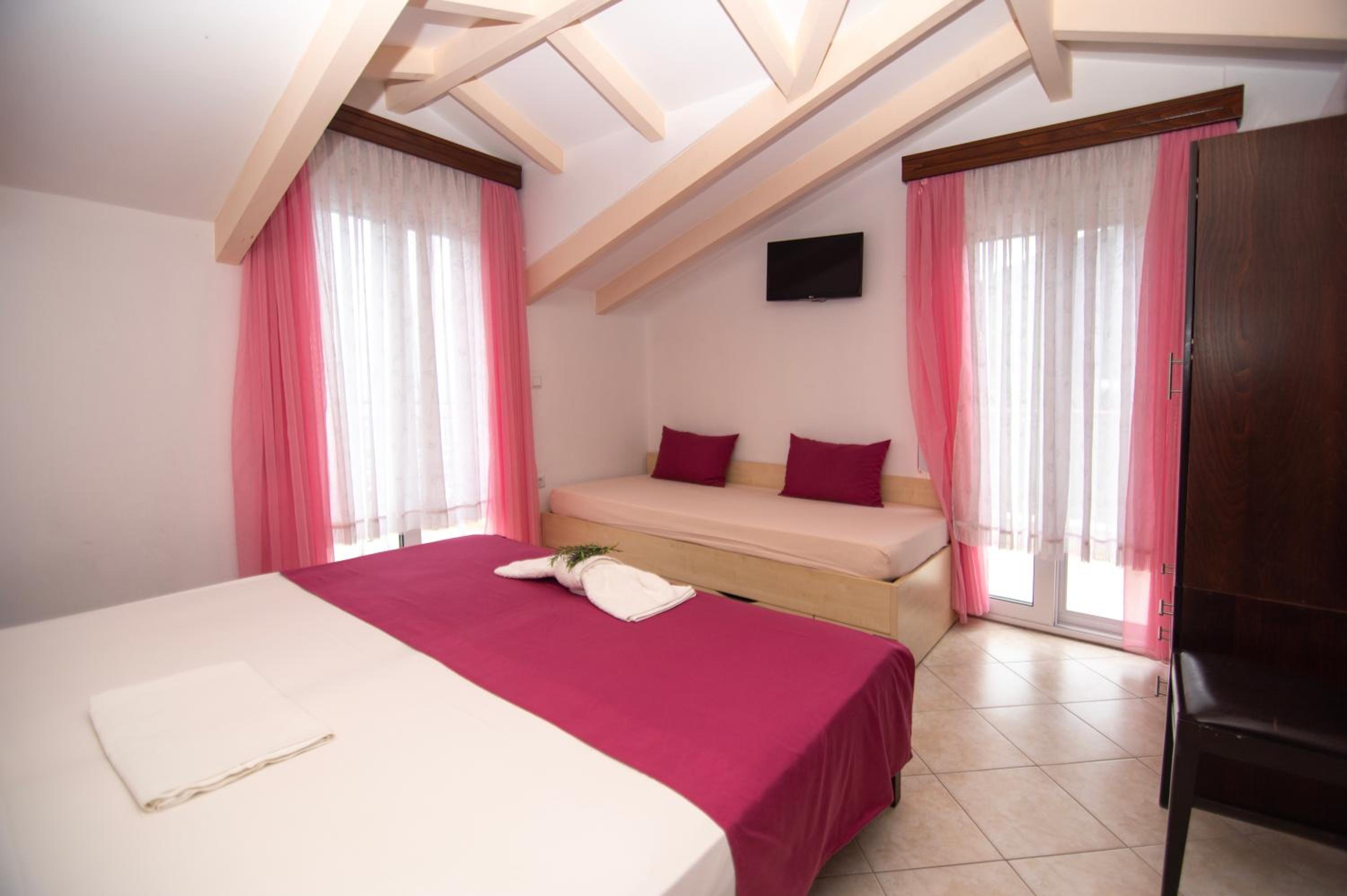 Studio (2 Adults) - Attic photo 2