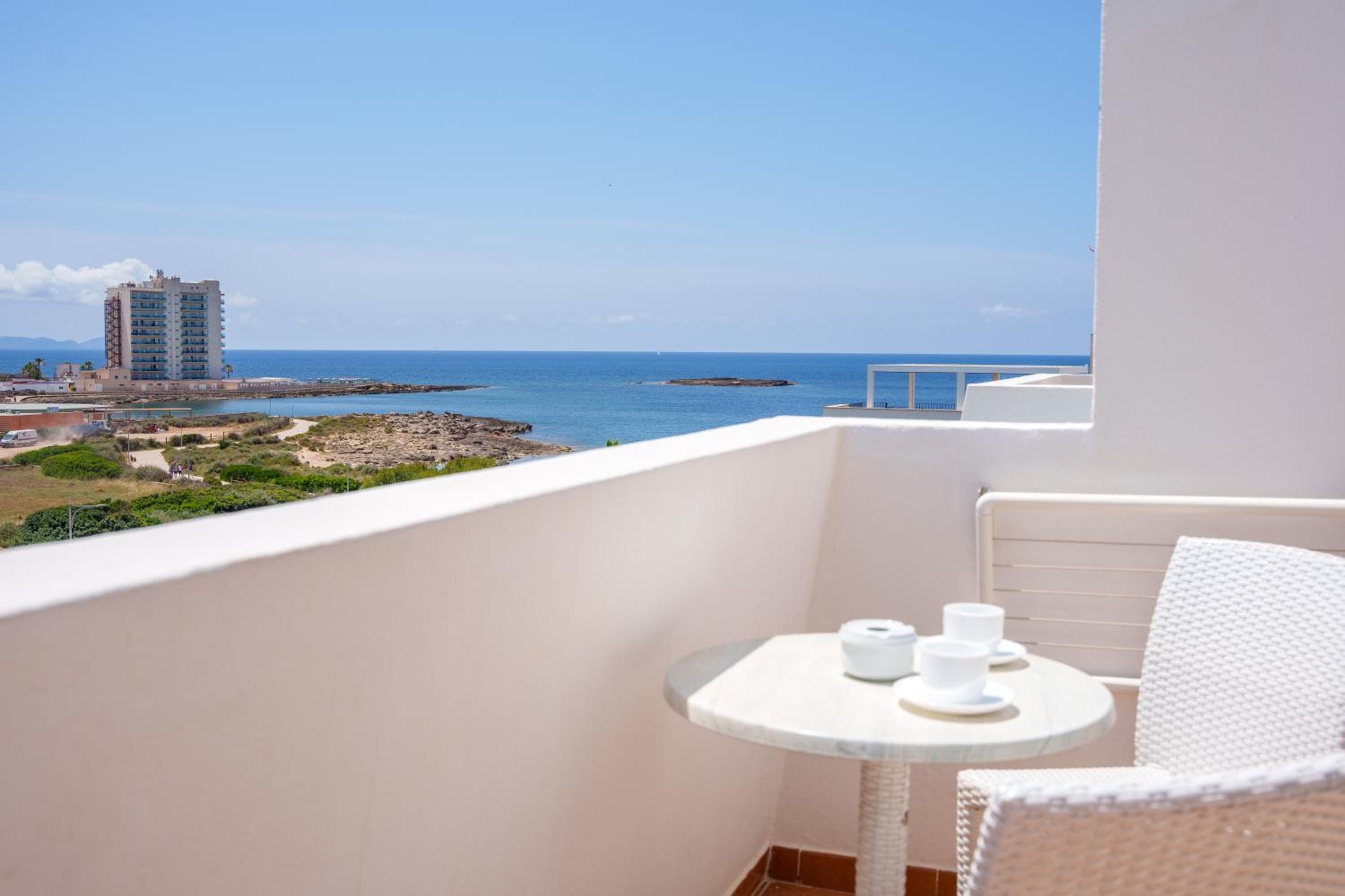 One-Bedroom Apartment with Sea View thumbnail 6