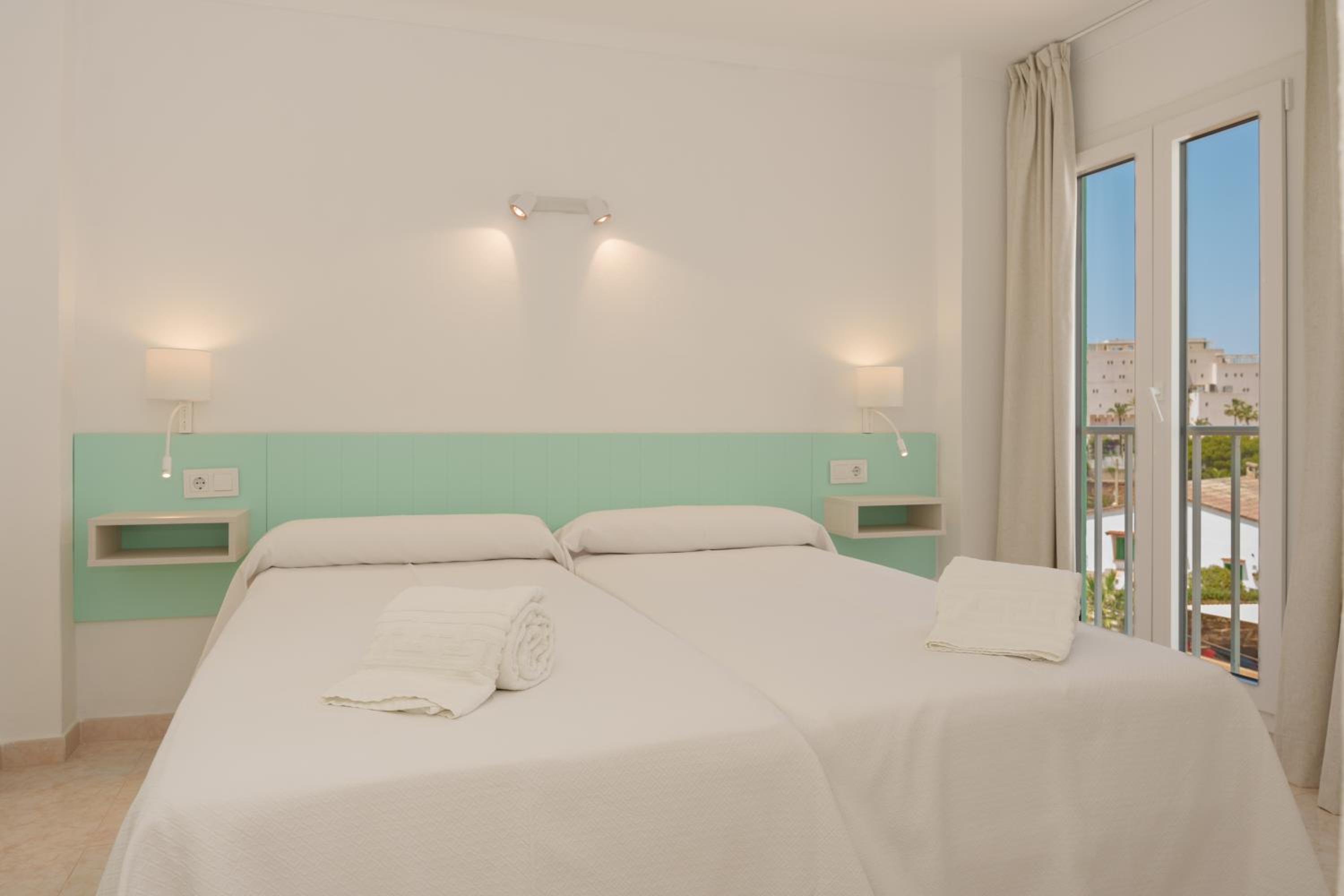 One-Bedroom Apartment with Sea View