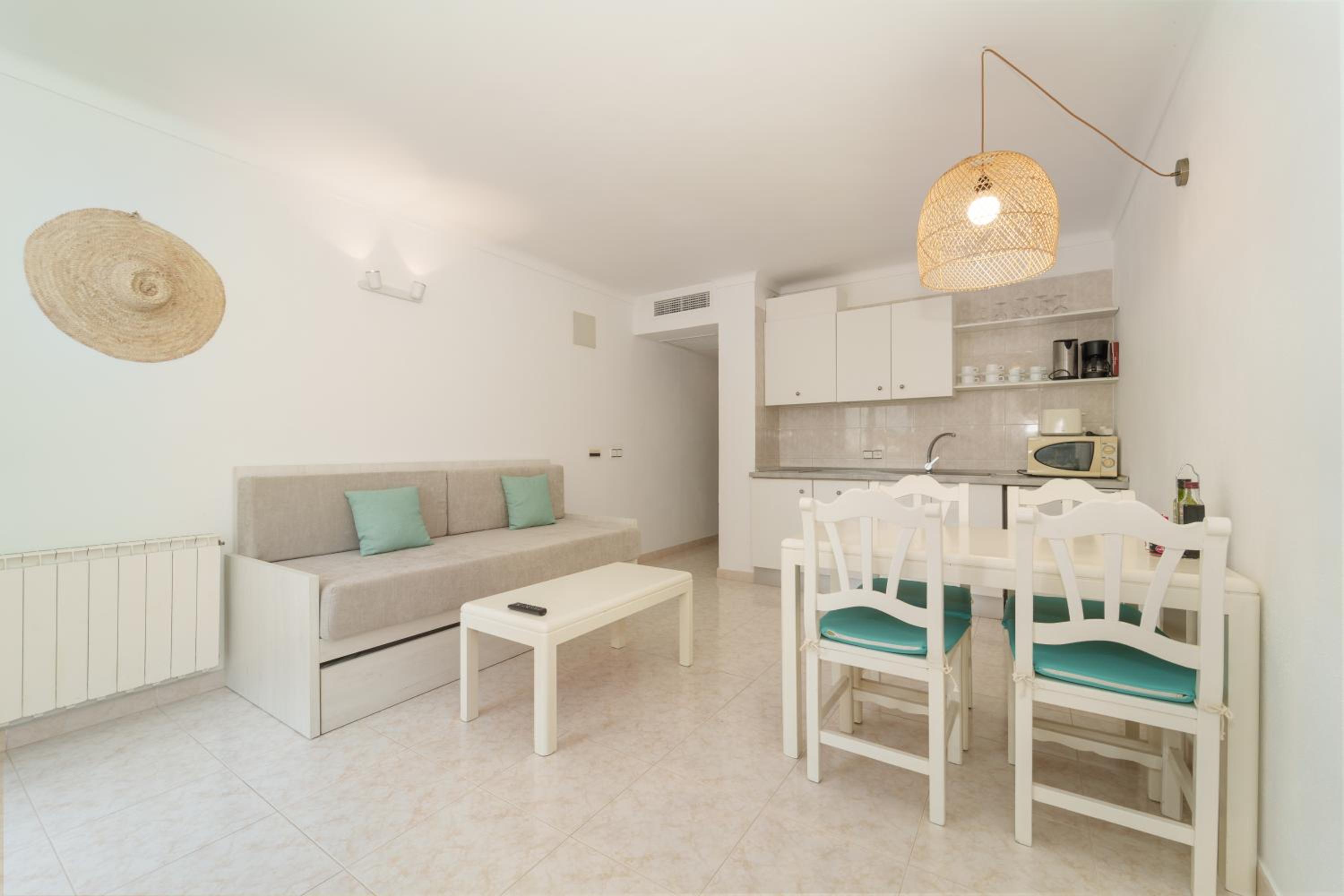 One-Bedroom Apartment with Sea View thumbnail 5