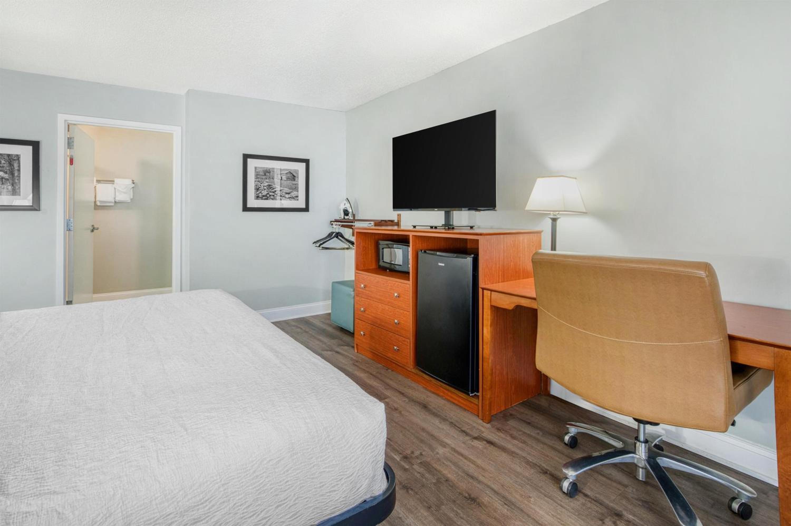 King Room with Walk-In Shower - Disability Access/Pet Friendly/Non-Smoking