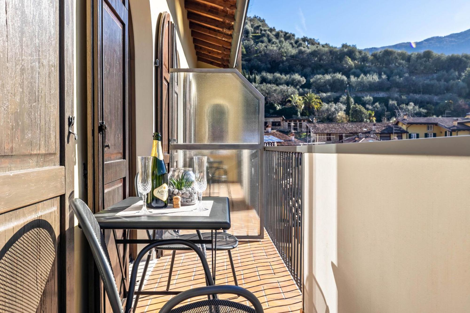 Apartment with Balcony photo 3