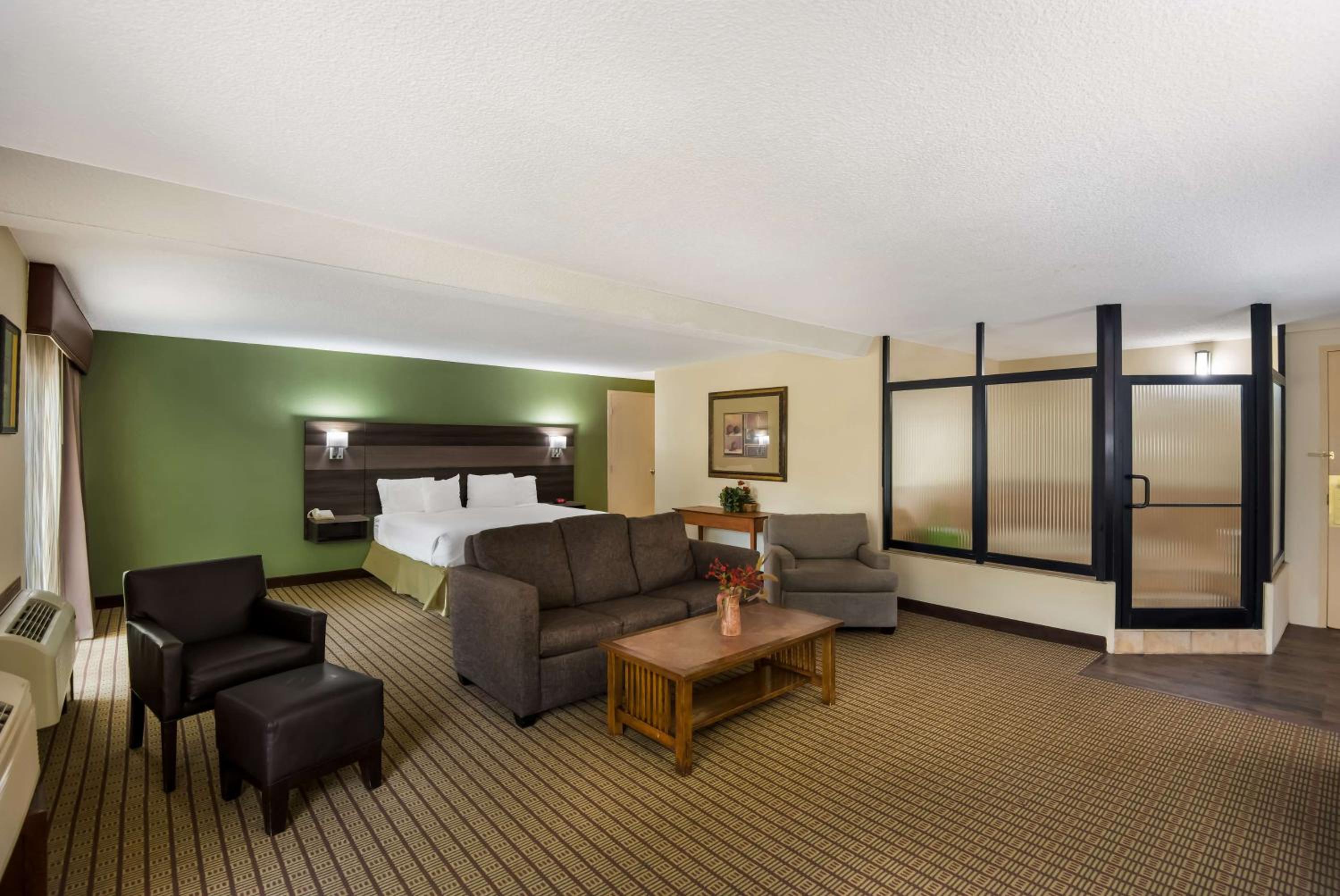 King Suite With Hot Tub - Non Smoking - Photo 1