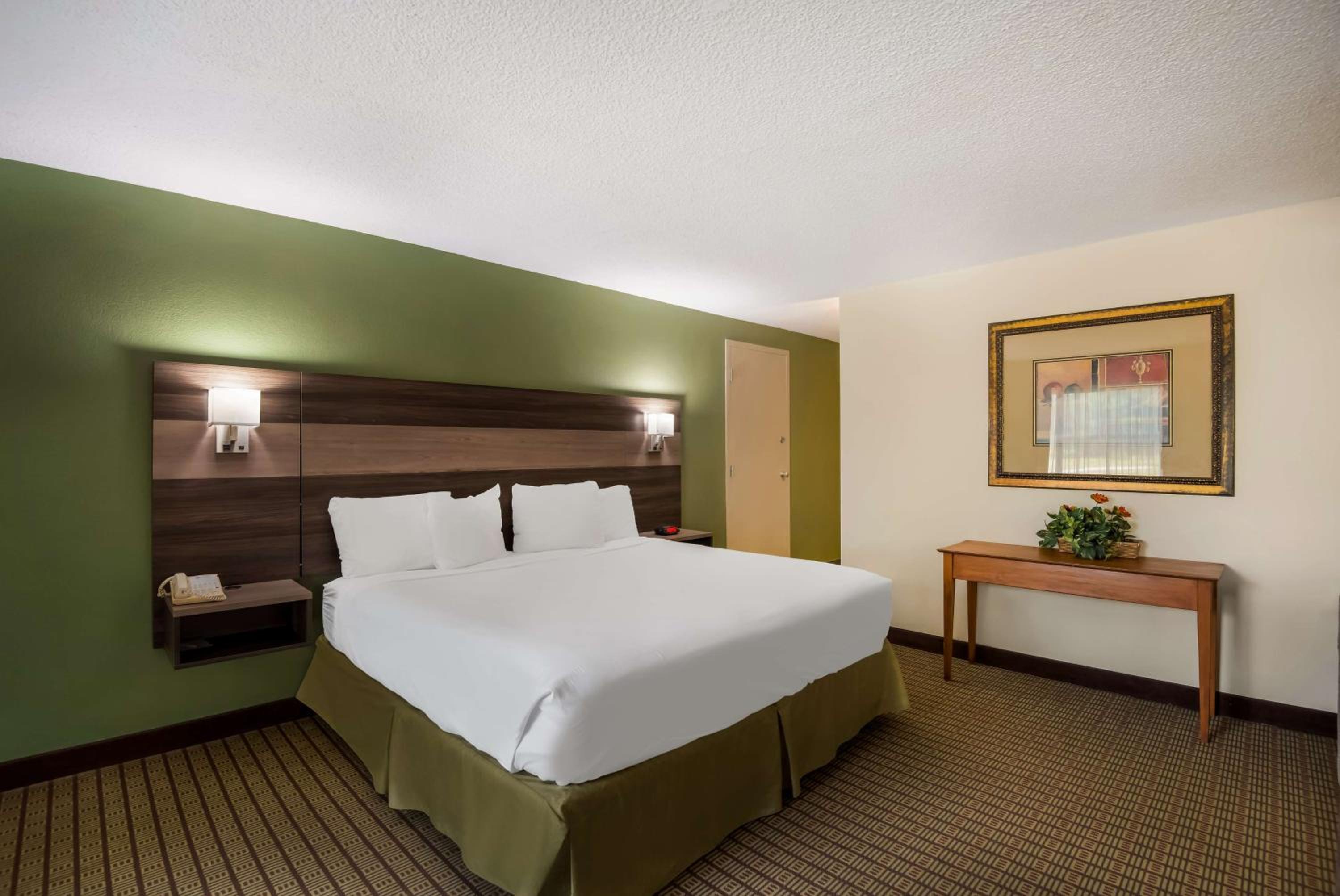 King Suite With Hot Tub - Non Smoking - Photo 2