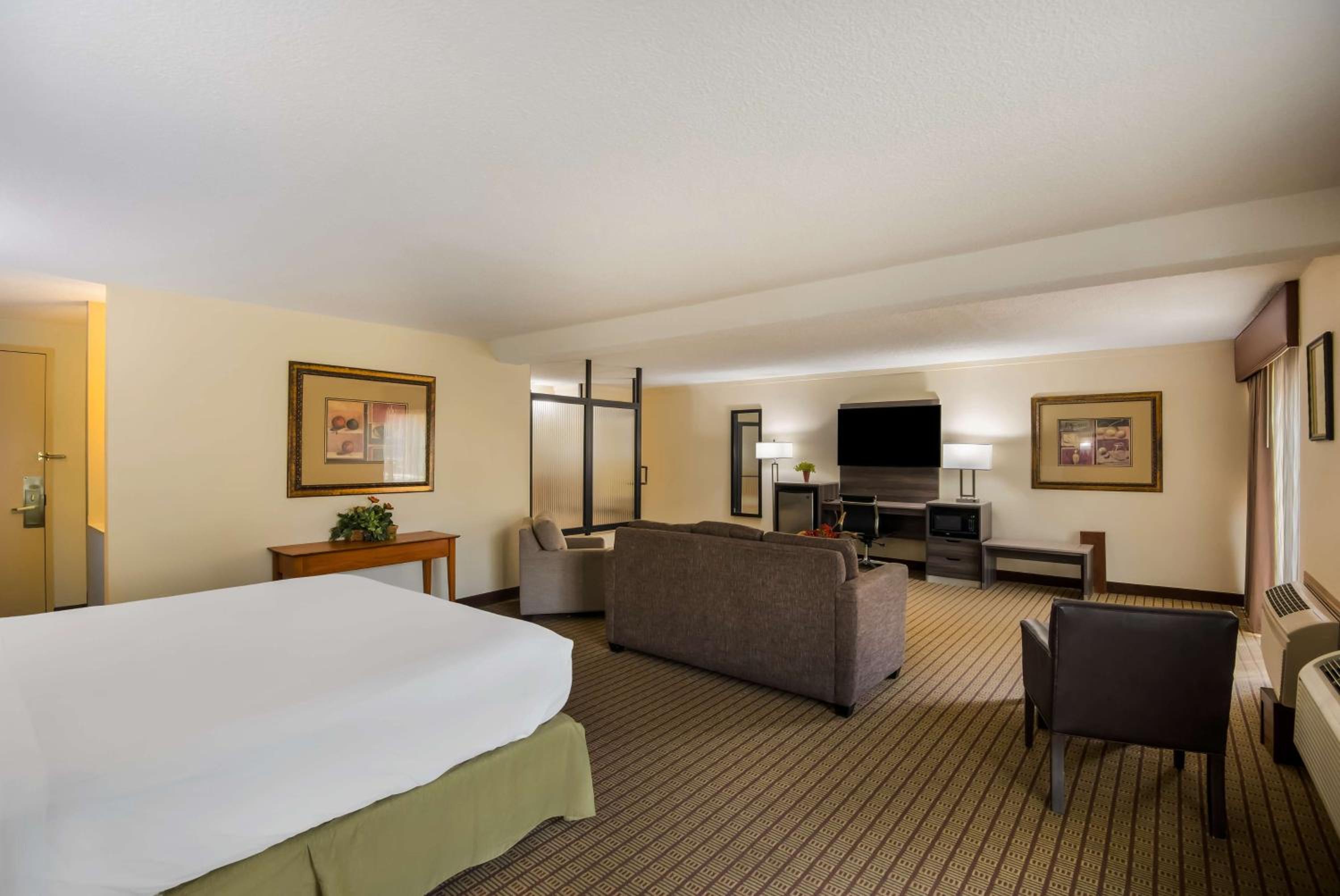 King Suite With Hot Tub - Non Smoking - Photo 3