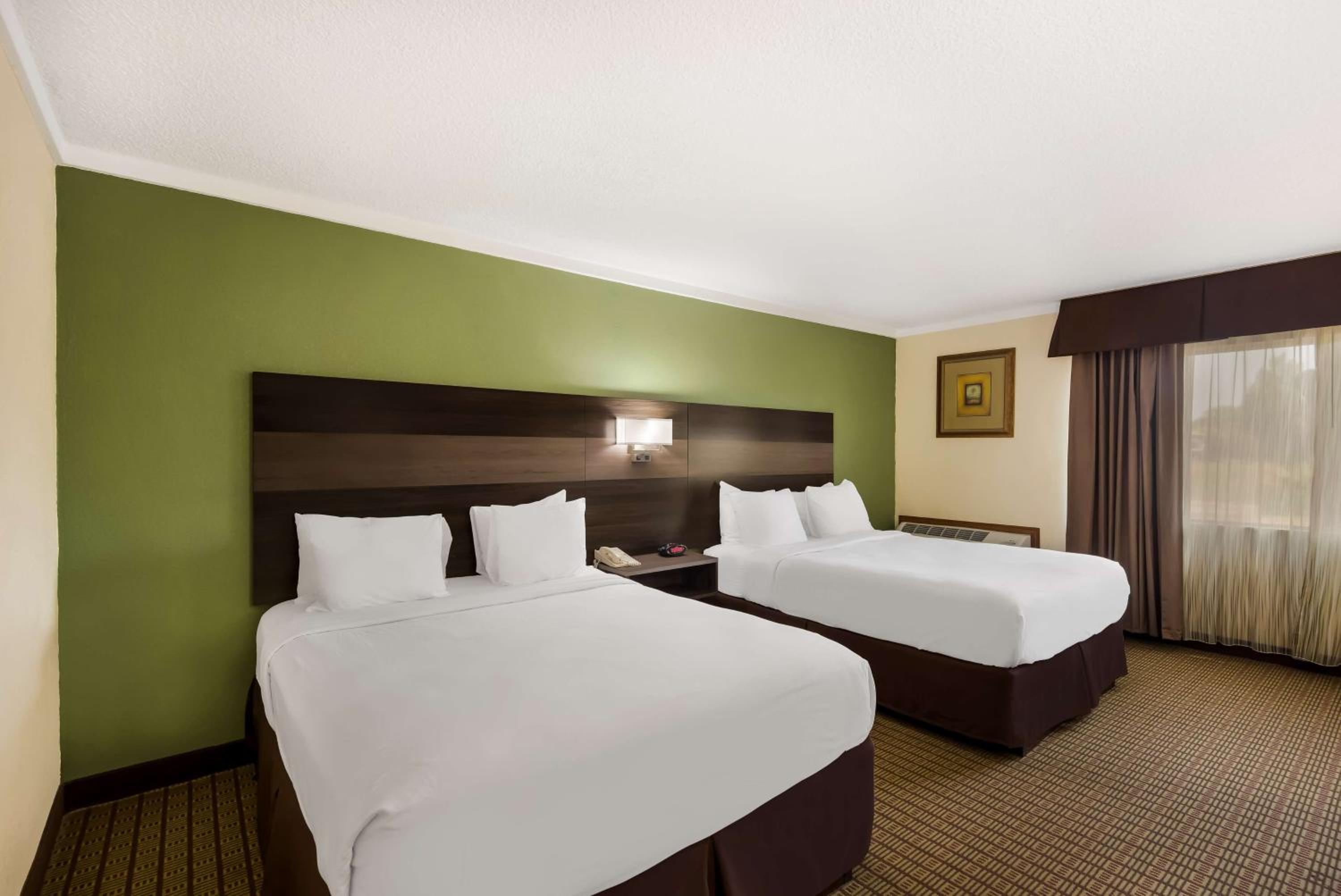 Queen Room with Two Queen Beds, Patio and Courtyard View - Pet Friendly/Ground Floor/Non-Smoking - Photo 1