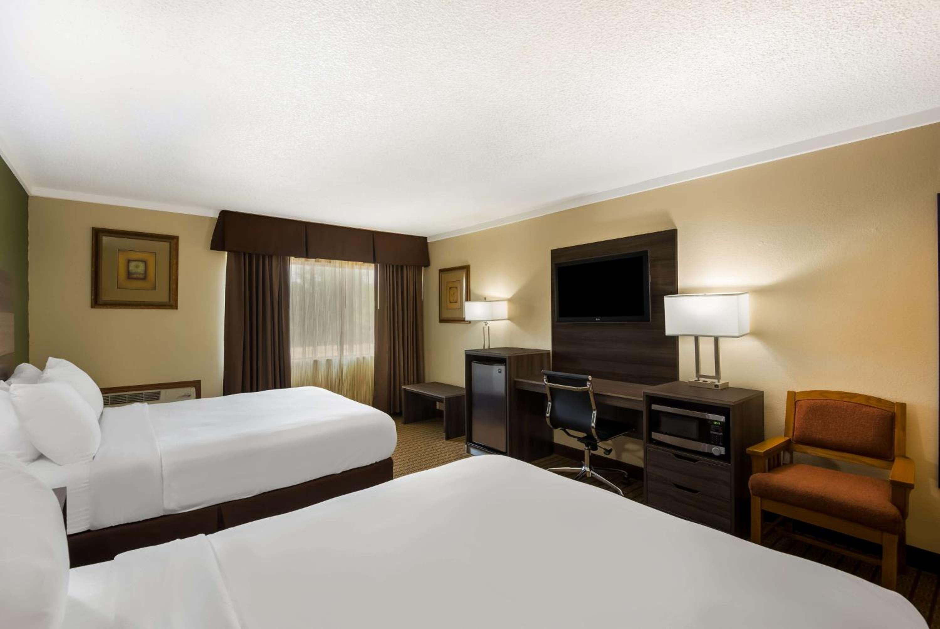 Queen Room with Two Queen Beds, Patio and Courtyard View - Pet Friendly/Ground Floor/Non-Smoking - Photo 2
