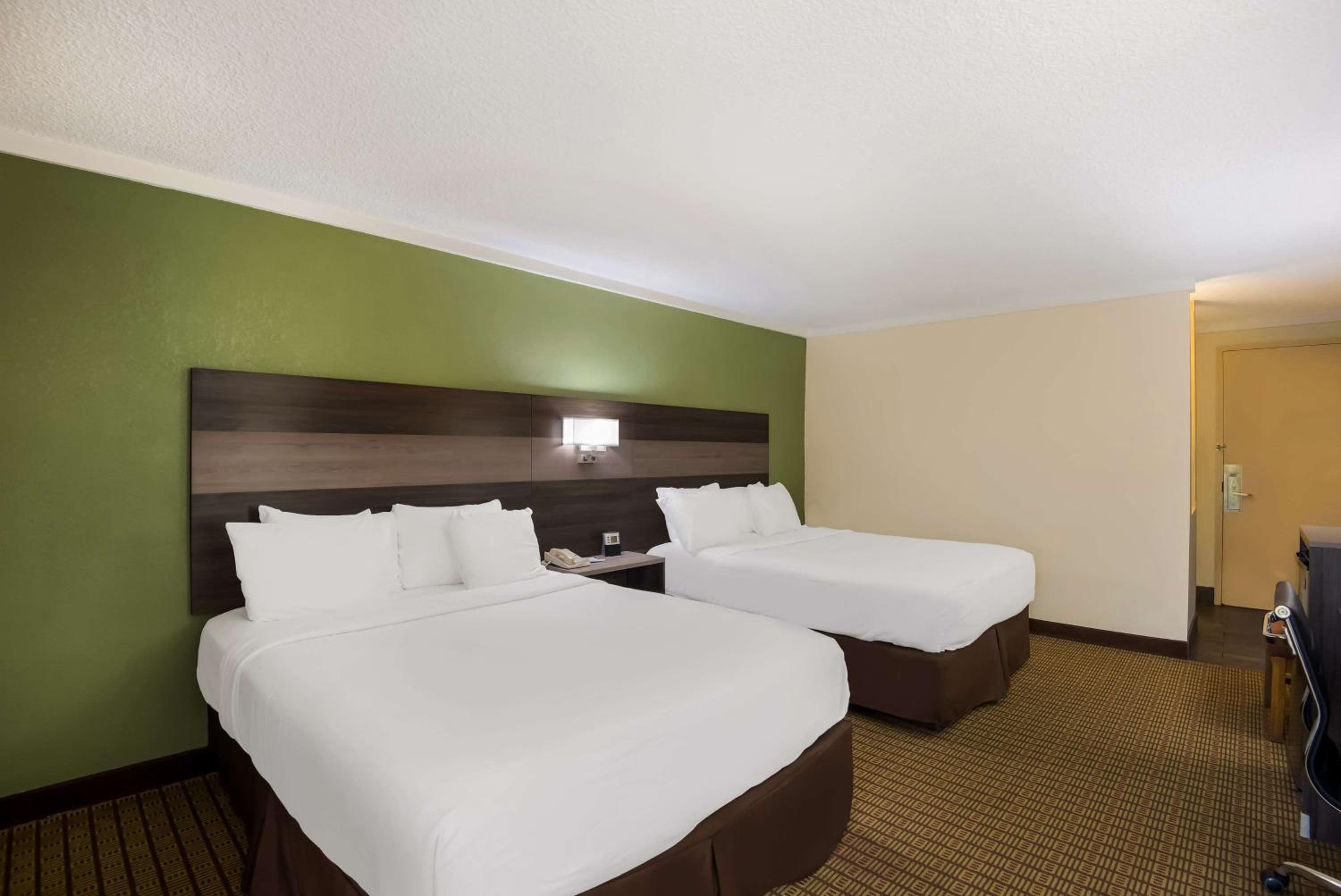 Queen Room with Two Queen Beds, Patio and Courtyard View - Non-Smoking/Ground Floor - Photo 4