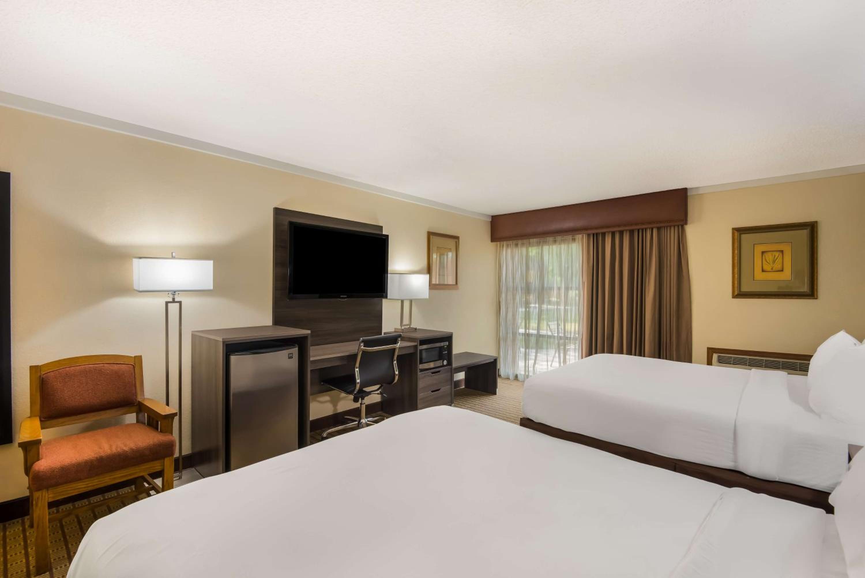 Queen Room with Two Queen Beds, Patio and Courtyard View - Non-Smoking/Ground Floor - Photo 3