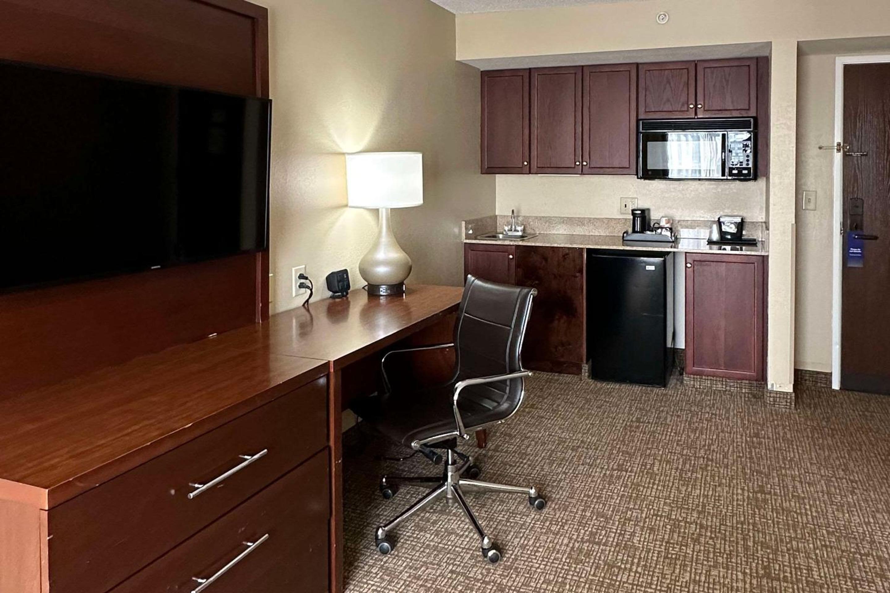 One-Bedroom Suite with Two Queen Beds - Photo 2