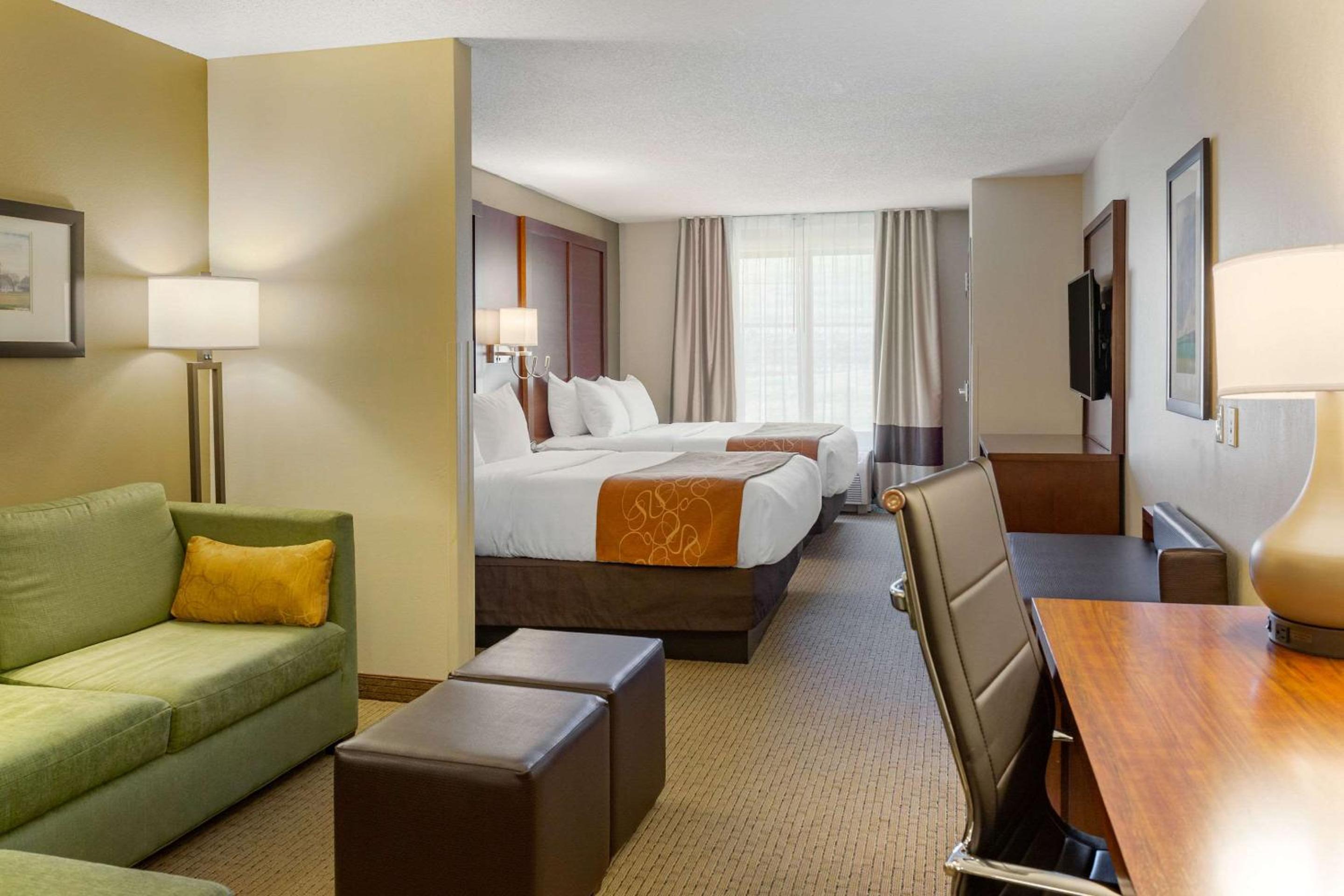  Queen Suite with Two Queen Beds - Non-Smoking - Photo 2