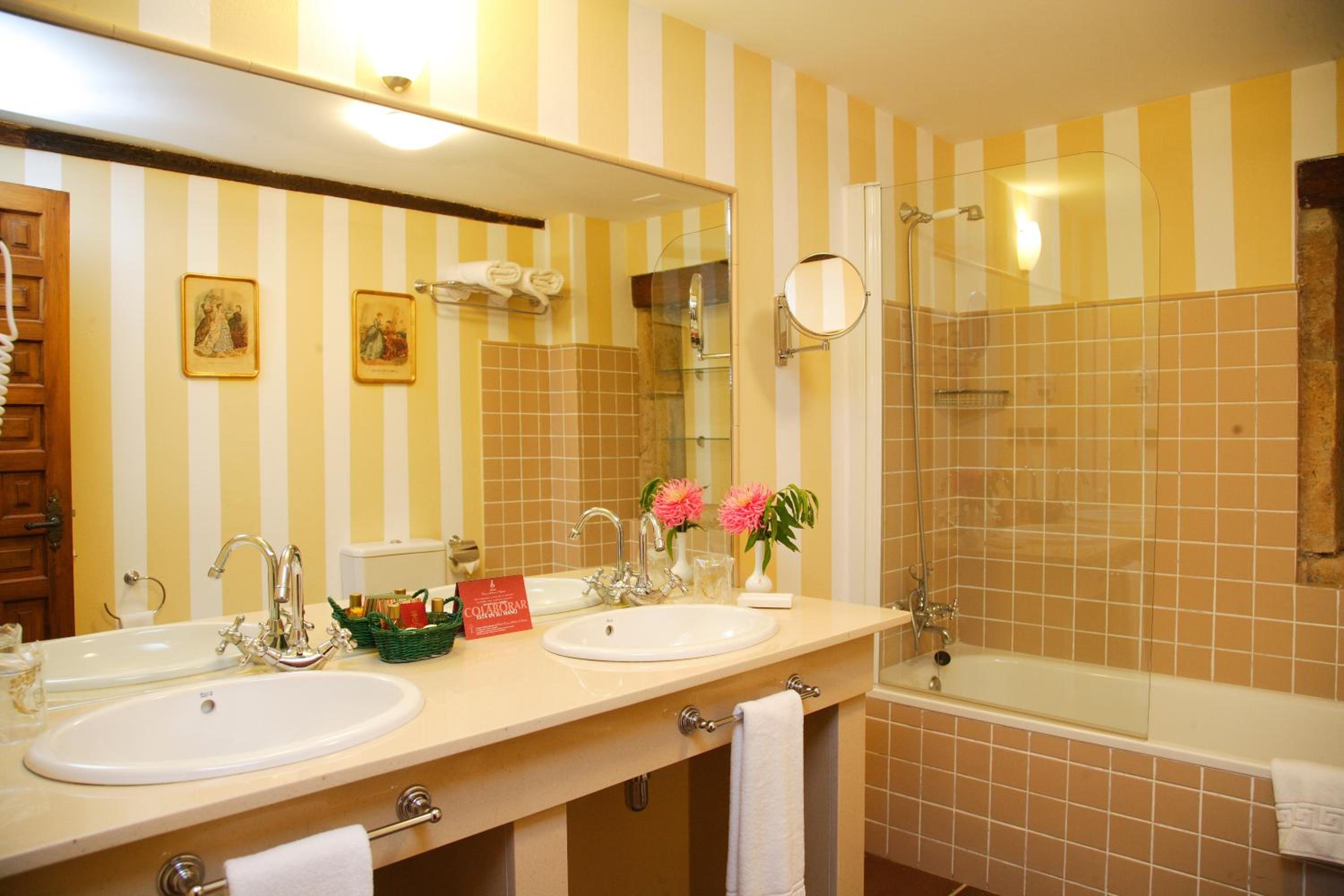 Double or Twin Room - Photo 11