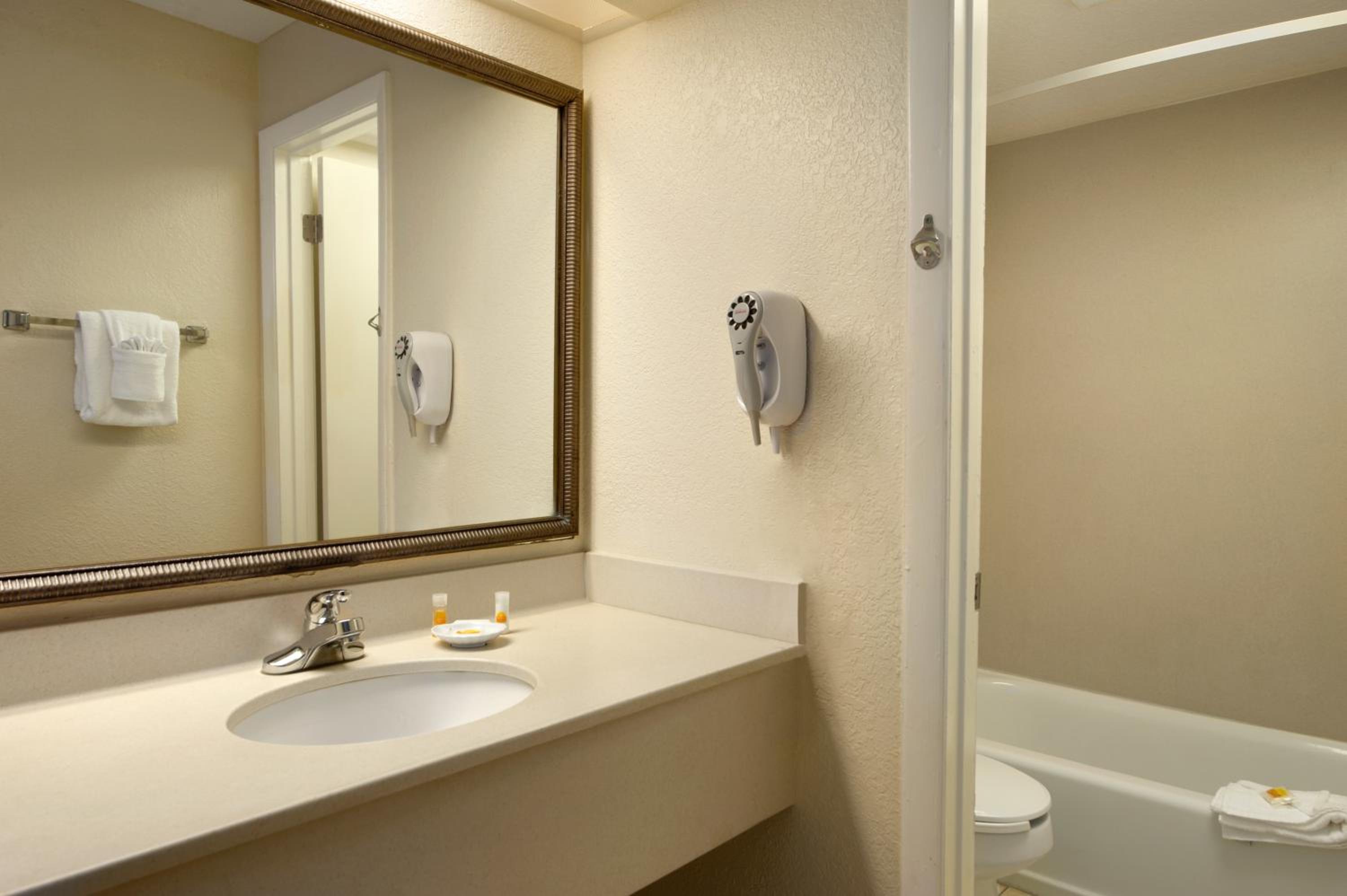 Two Queen Beds – Pet Friendly / Non-Smoking - Photo 6