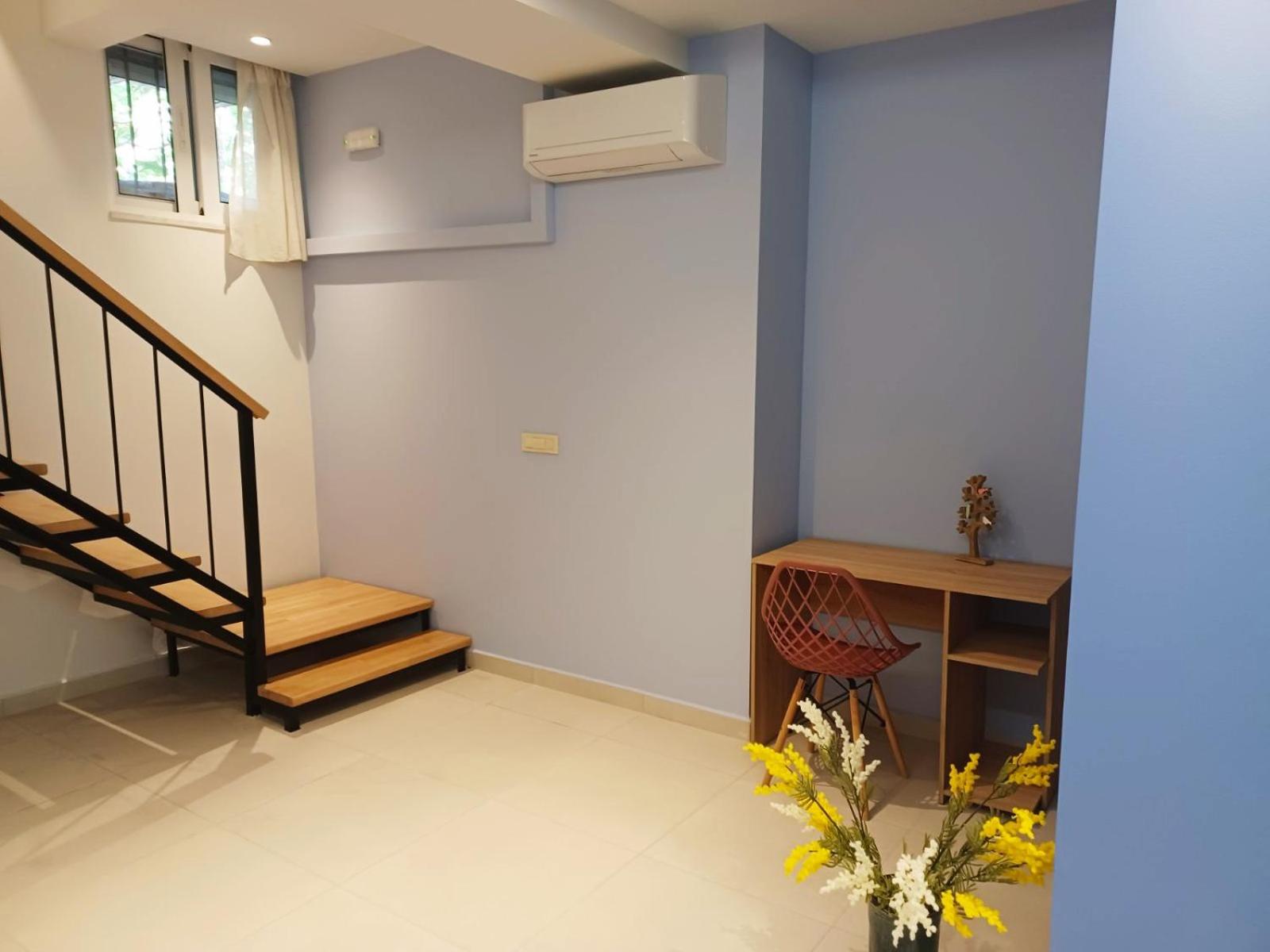 Apartment - Split Level - Photo 10