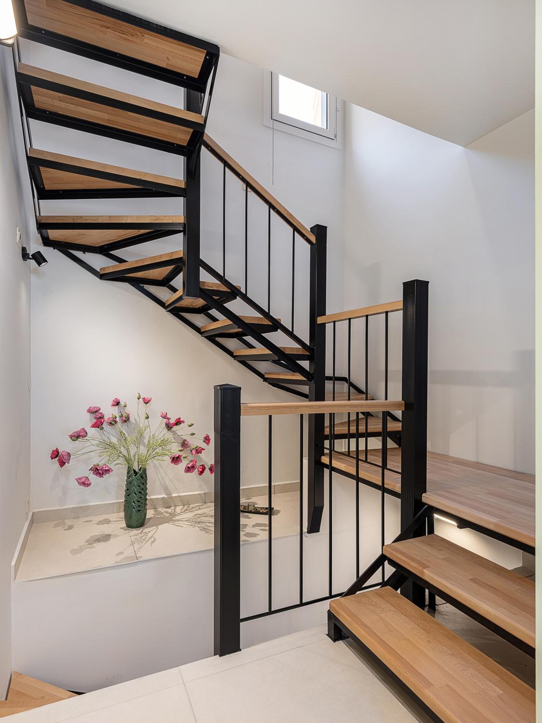 Apartment - Split Level - Photo 4