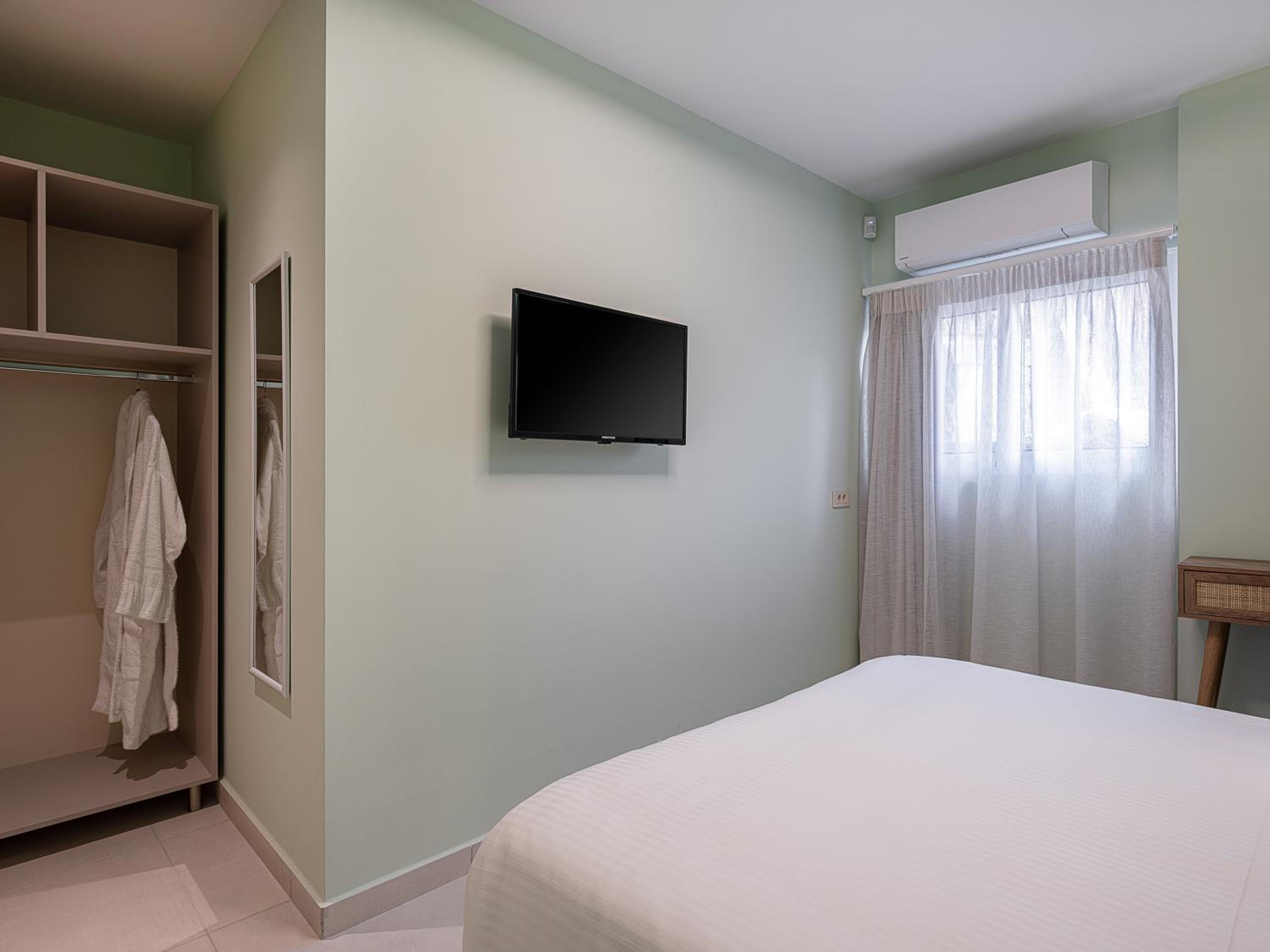 Apartment - Split Level - Photo 2