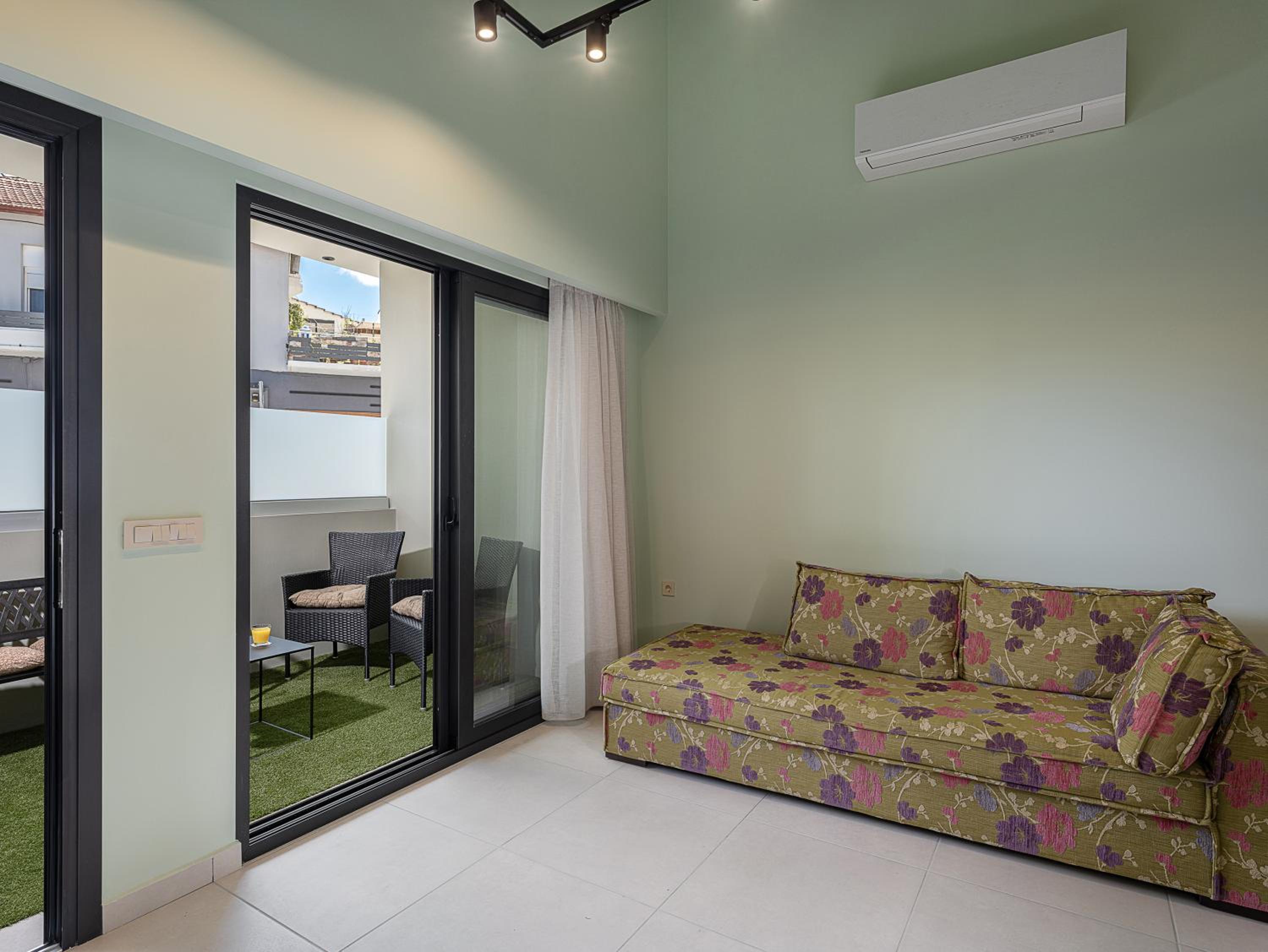 Apartment - Split Level - Photo 1