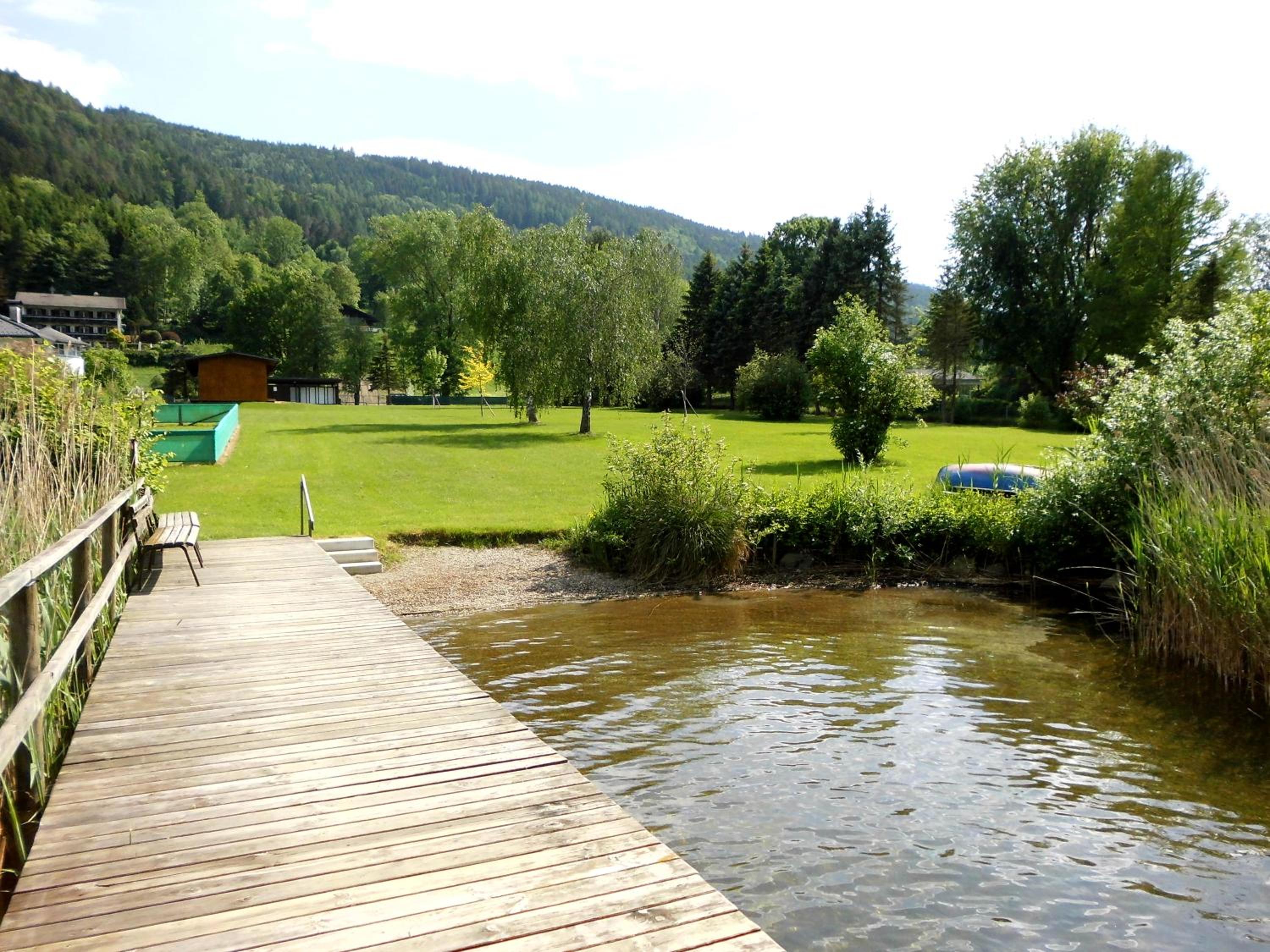 Large One-Bedroom Apartment with Balcony and Lake View photo 2