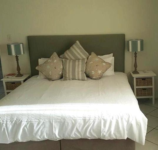 Six-Bedroom House photo 2