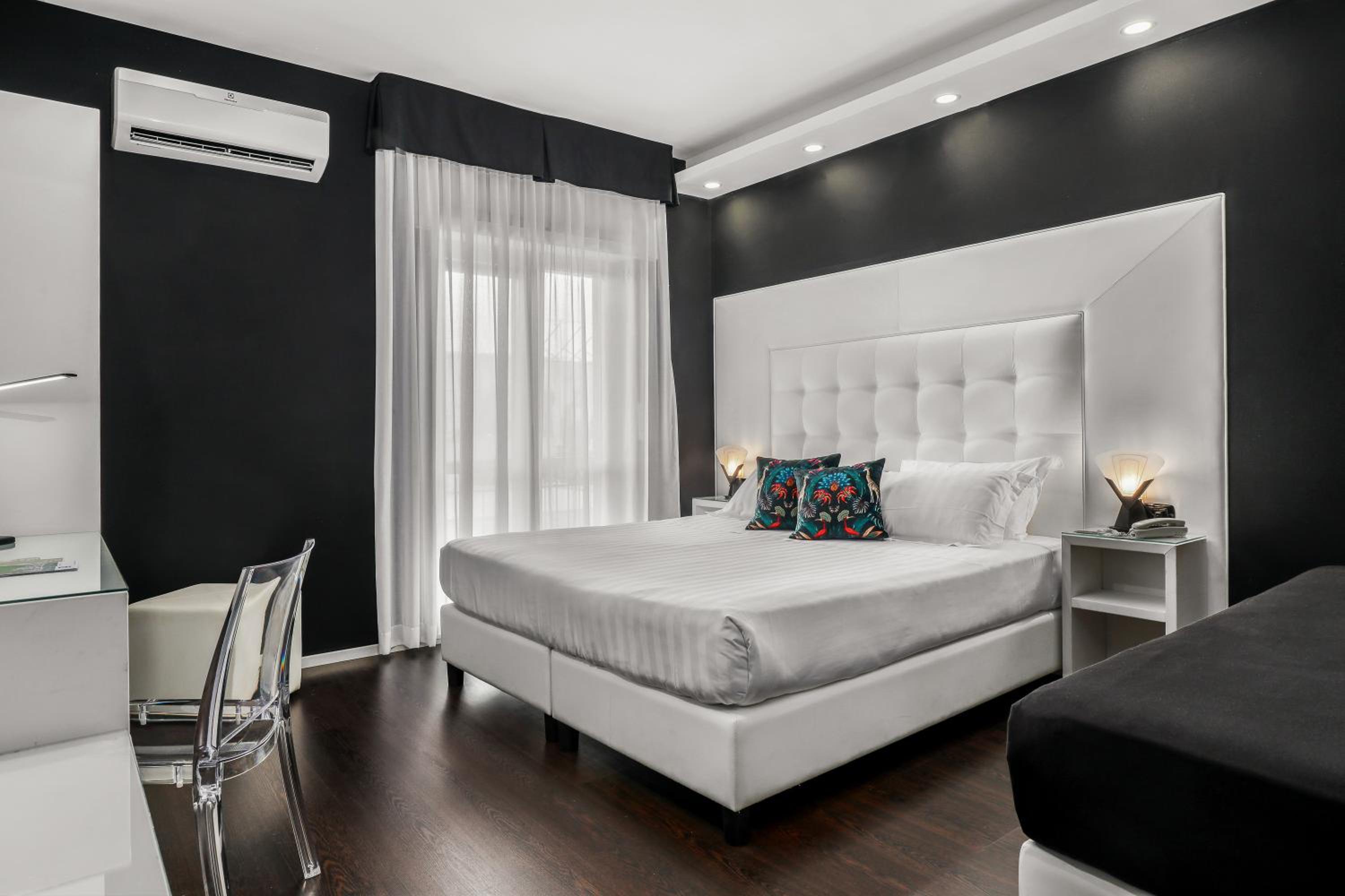 King Room with Balcony - Photo 1