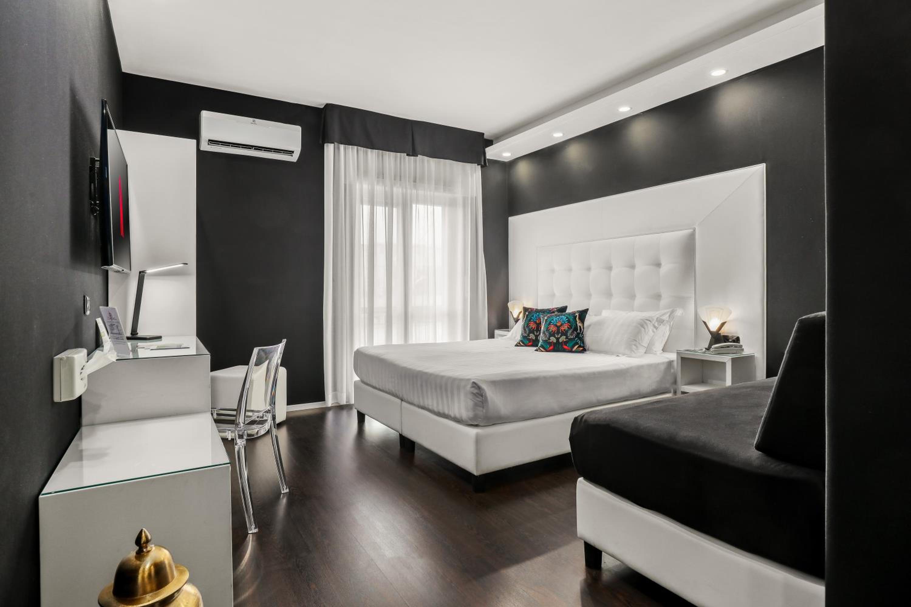 King Room with Balcony - Photo 3