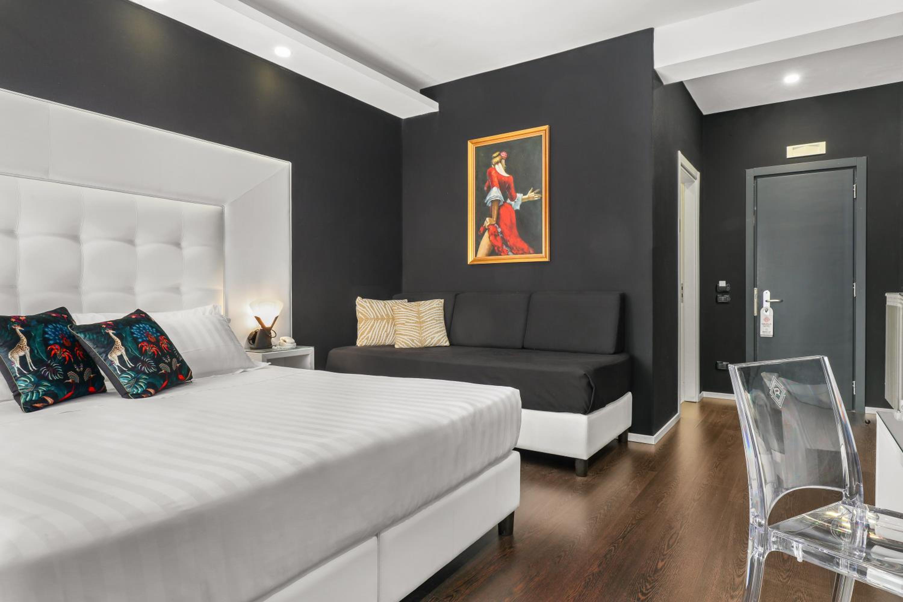 King Room with Balcony - Photo 5
