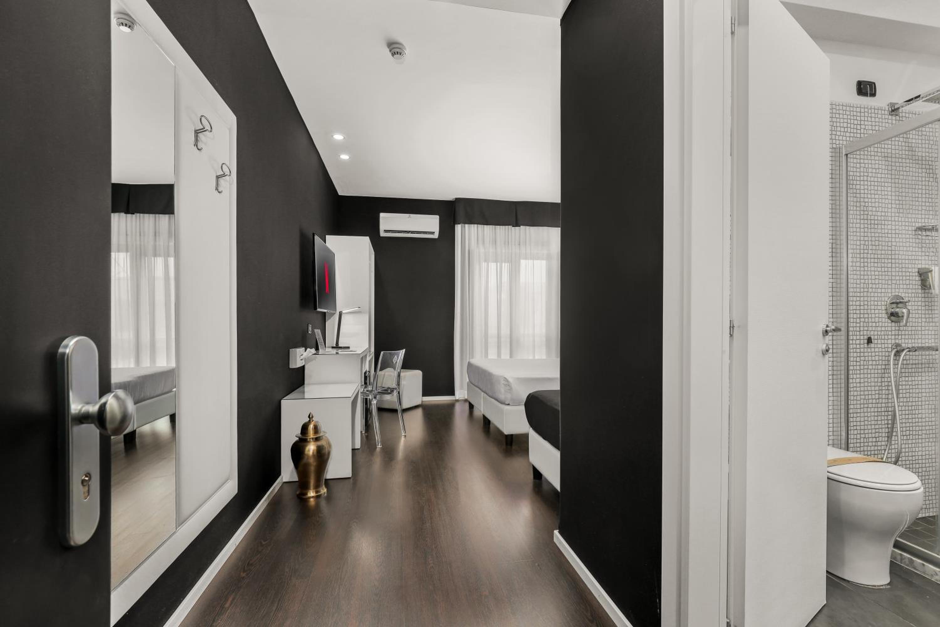 King Room with Balcony - Photo 4