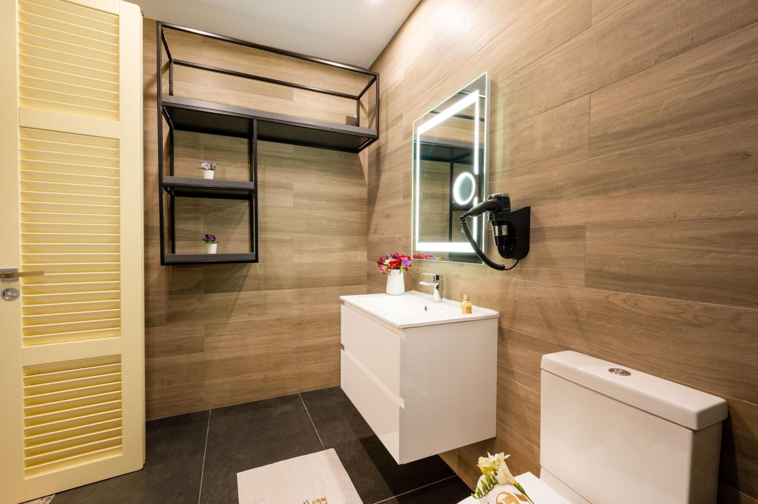 Deluxe King Room - Photo 13