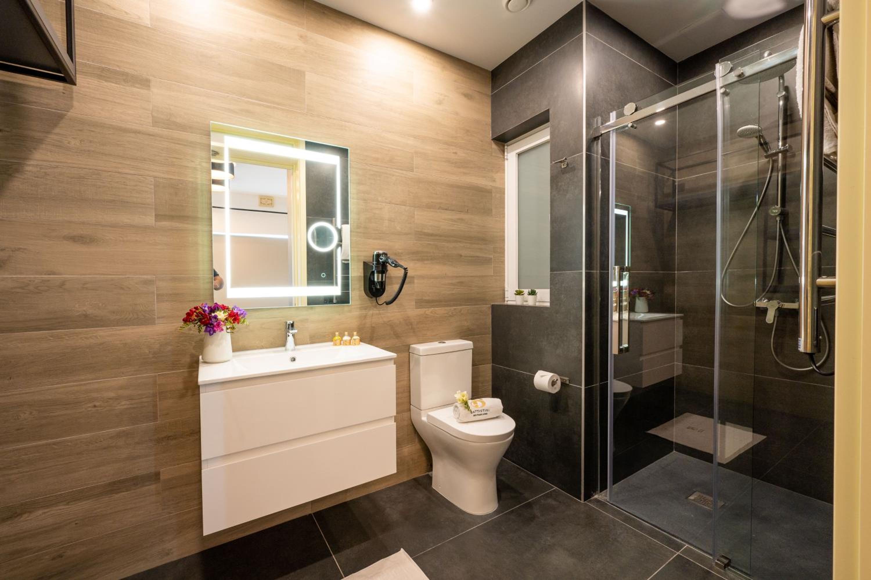 Deluxe King Room - Photo 12