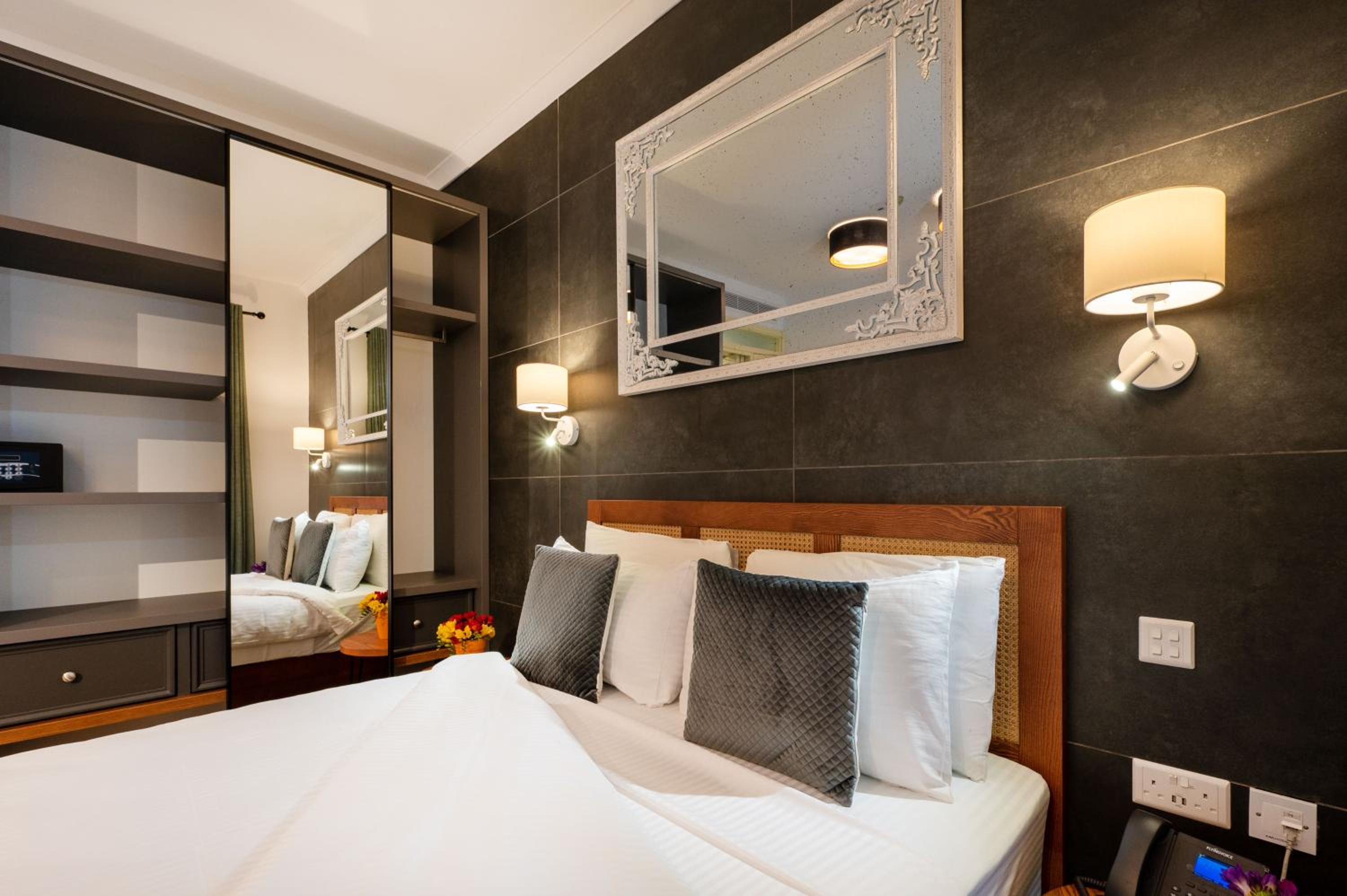 Deluxe King Room - Photo 6