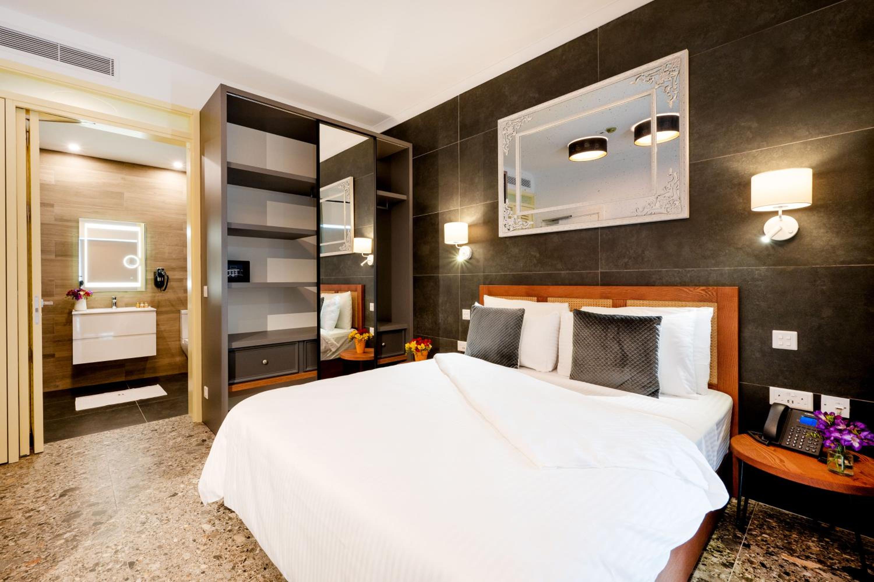 Deluxe King Room - Photo 3