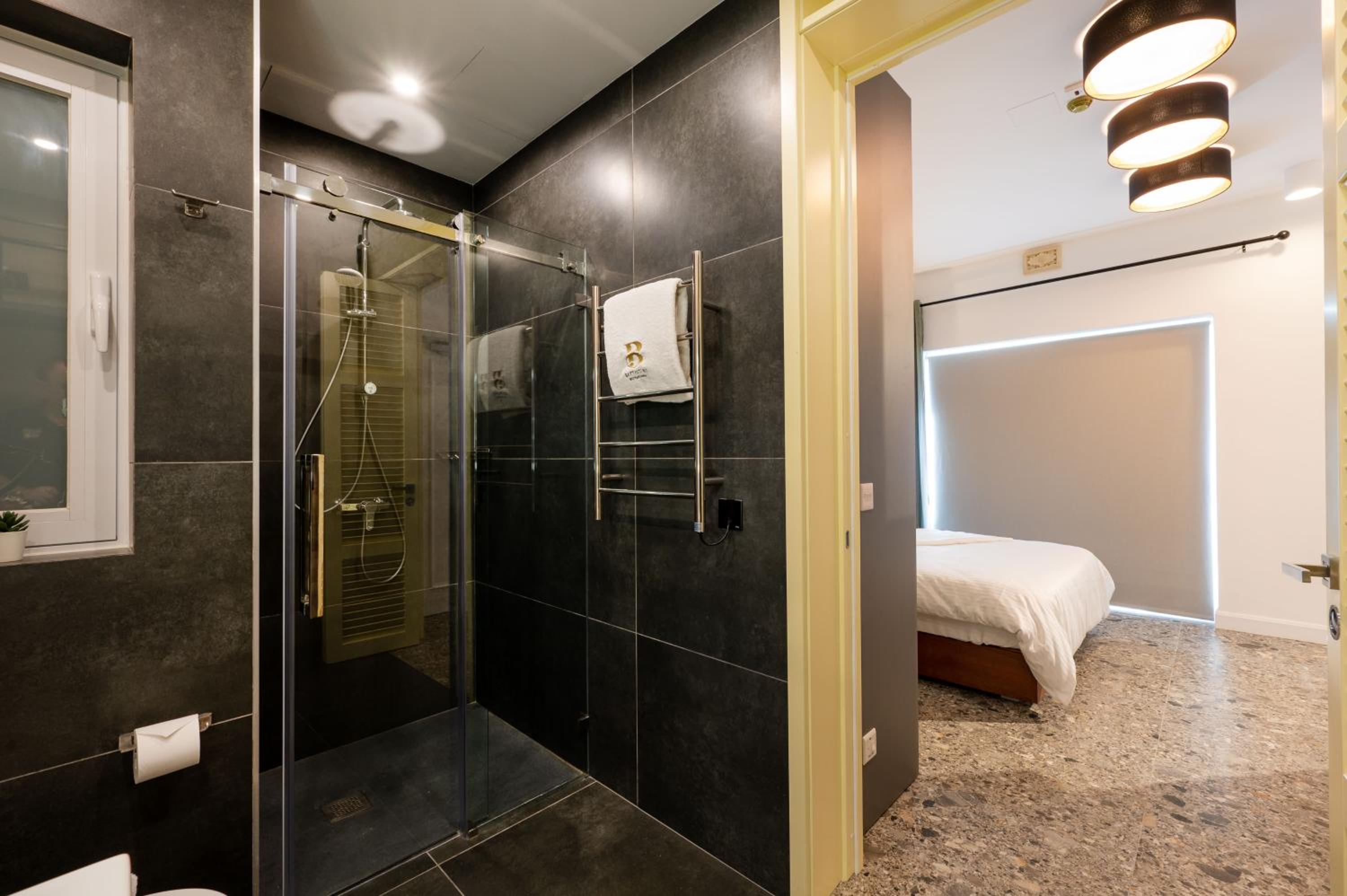 Deluxe King Room - Photo 2