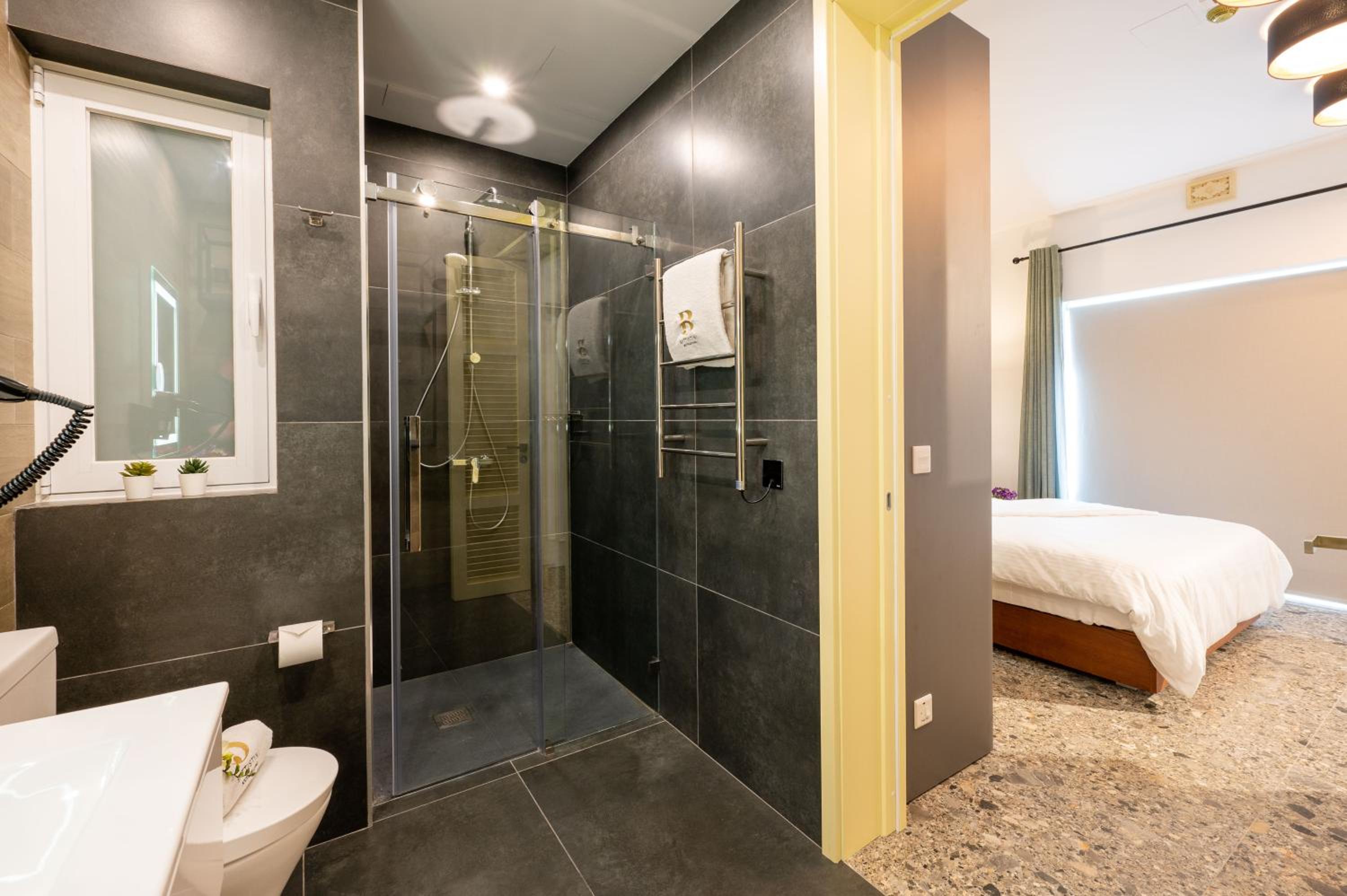 Deluxe King Room - Photo 5