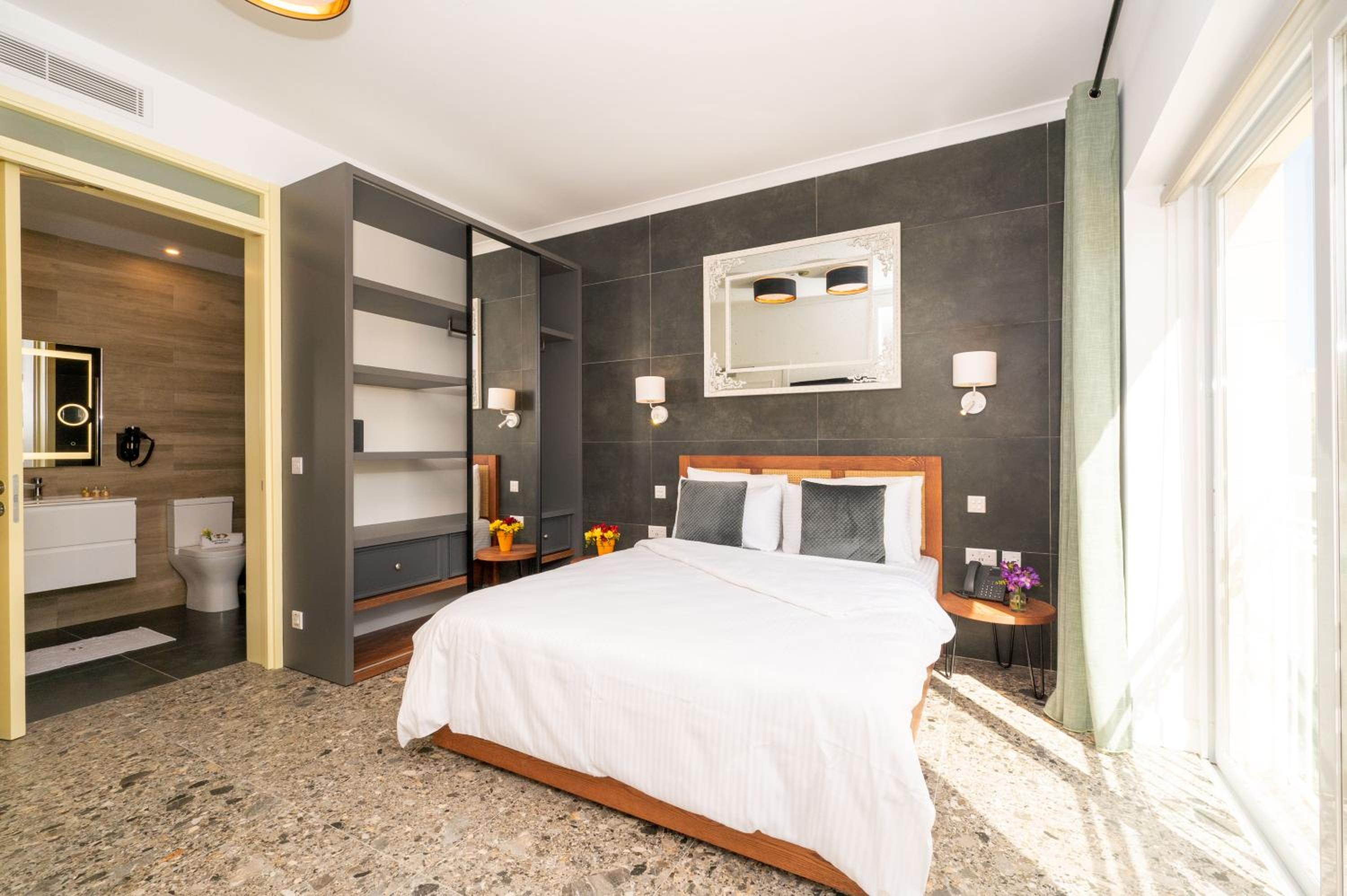 Deluxe King Room - Photo 4