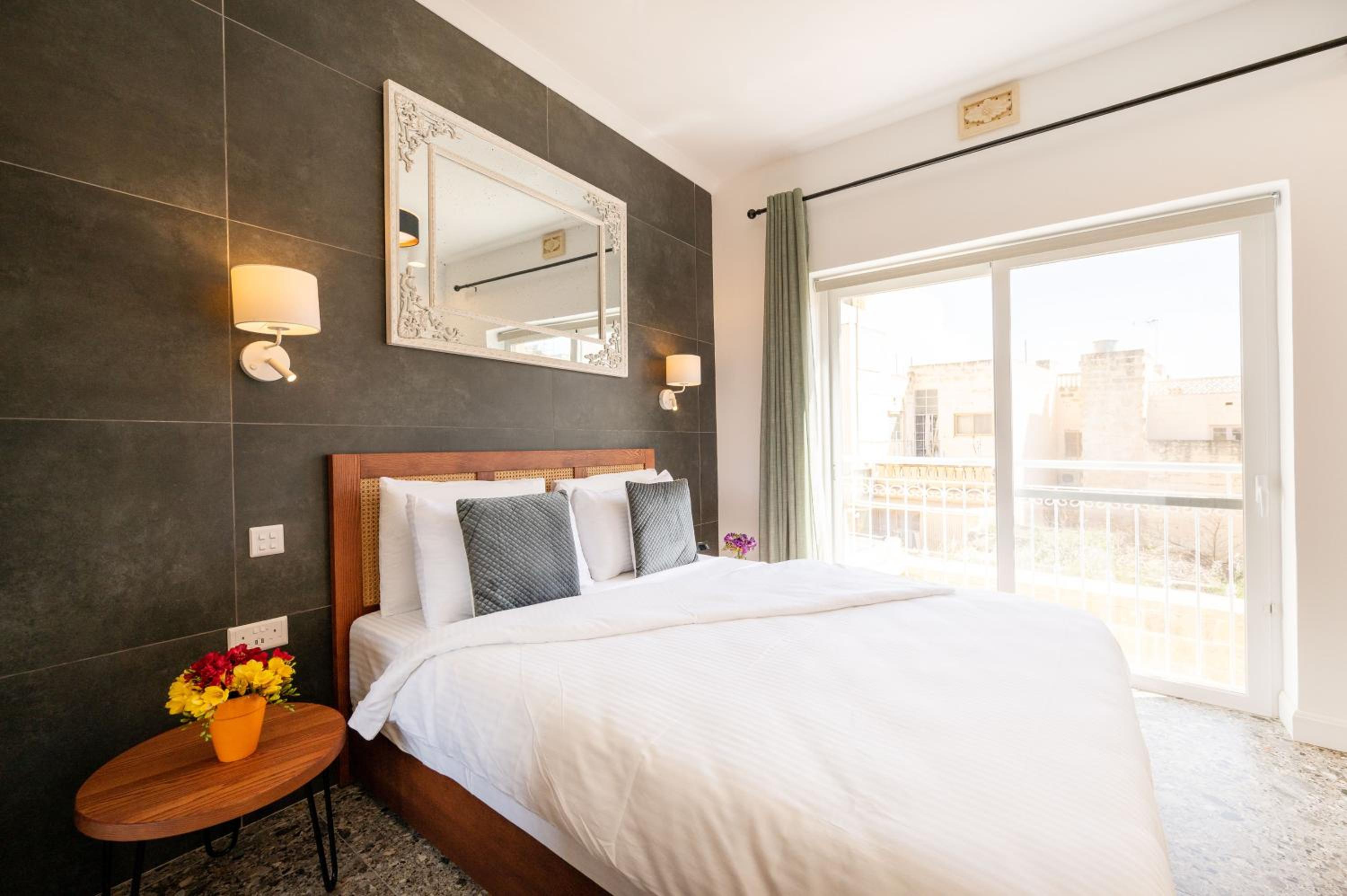 Deluxe King Room - Photo 8