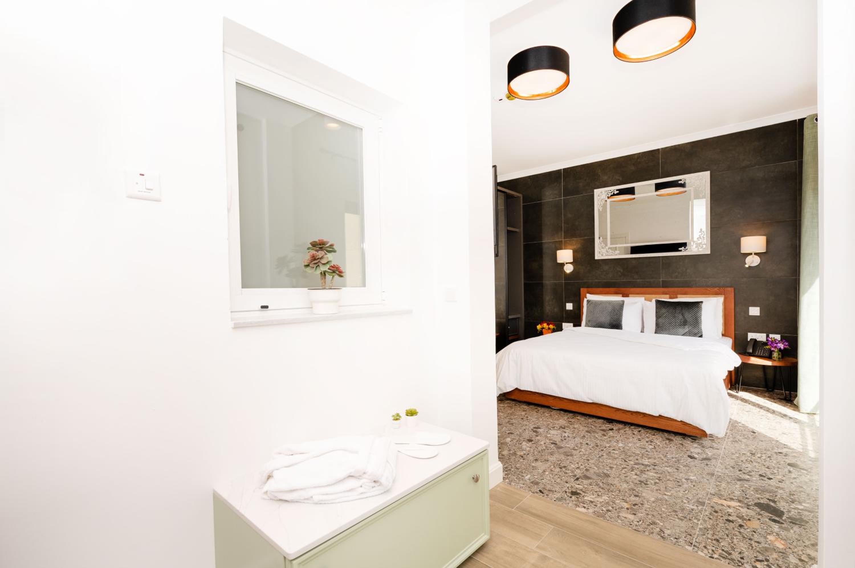 Deluxe King Room - Photo 9