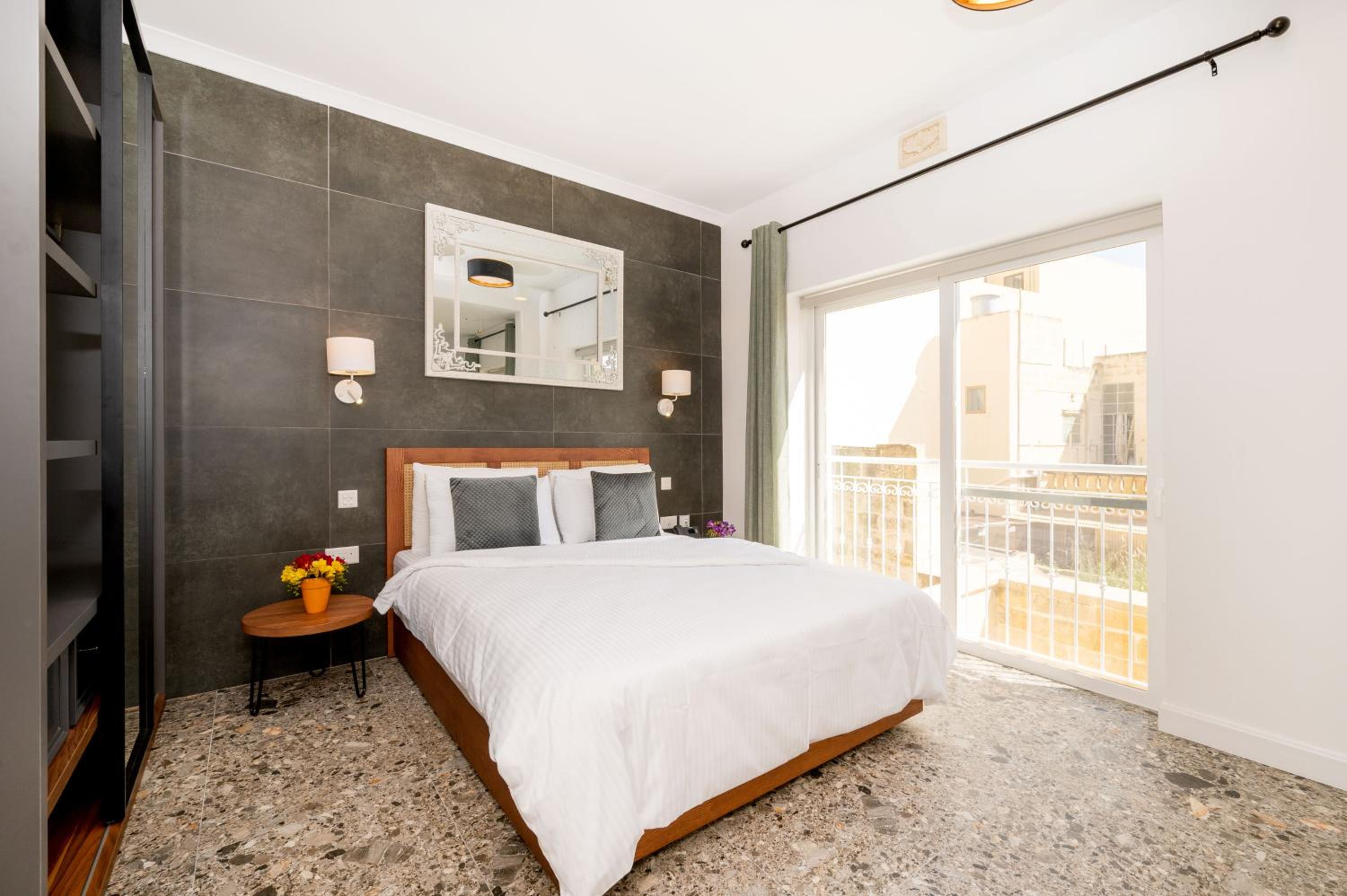 Deluxe King Room - Photo 11