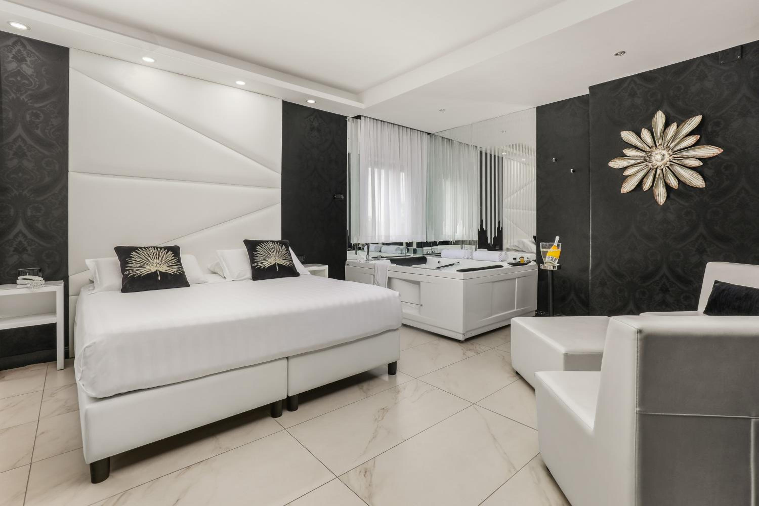 Suite with Spa Bath - Photo 1