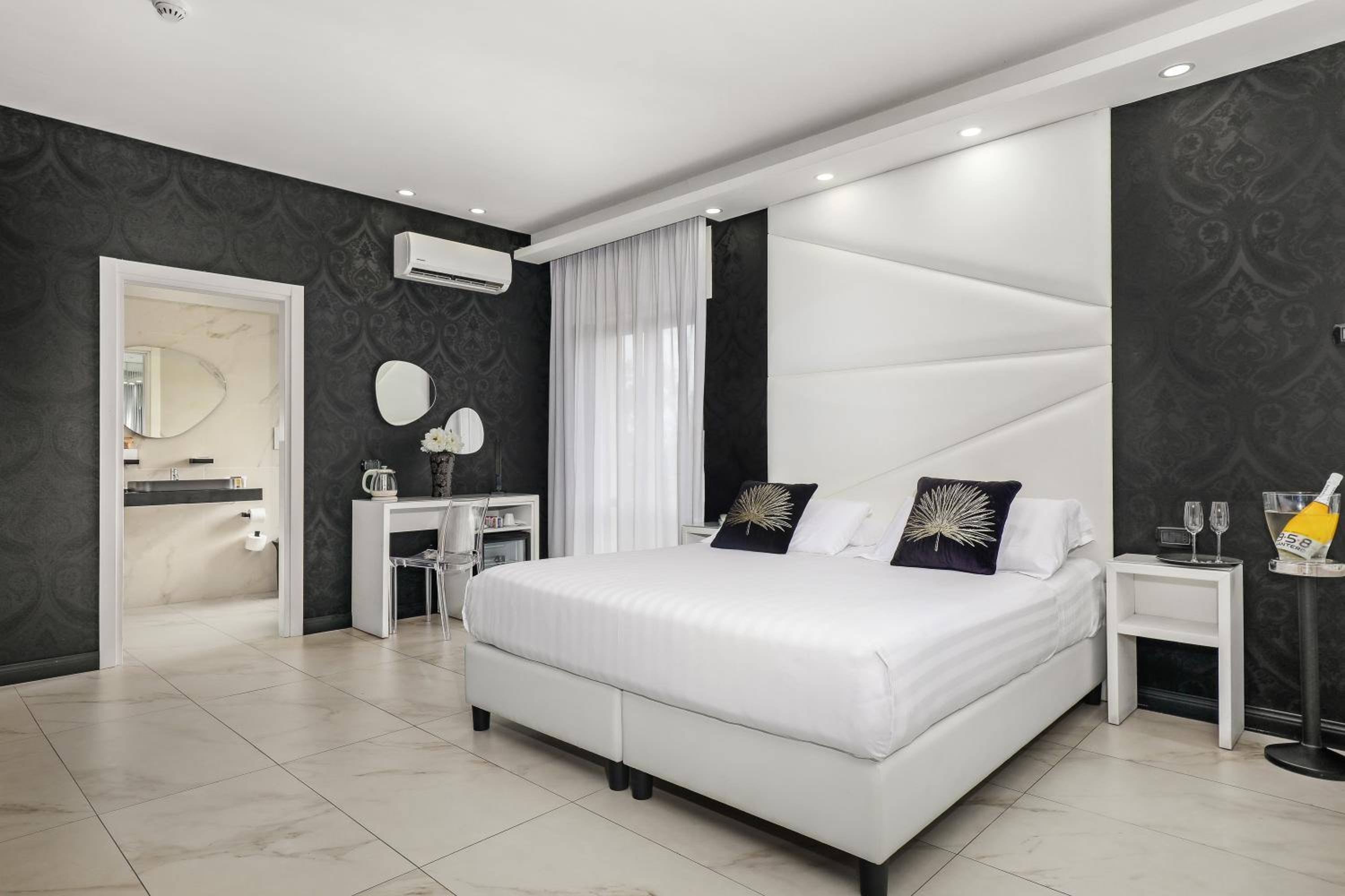 Suite with Spa Bath - Photo 2