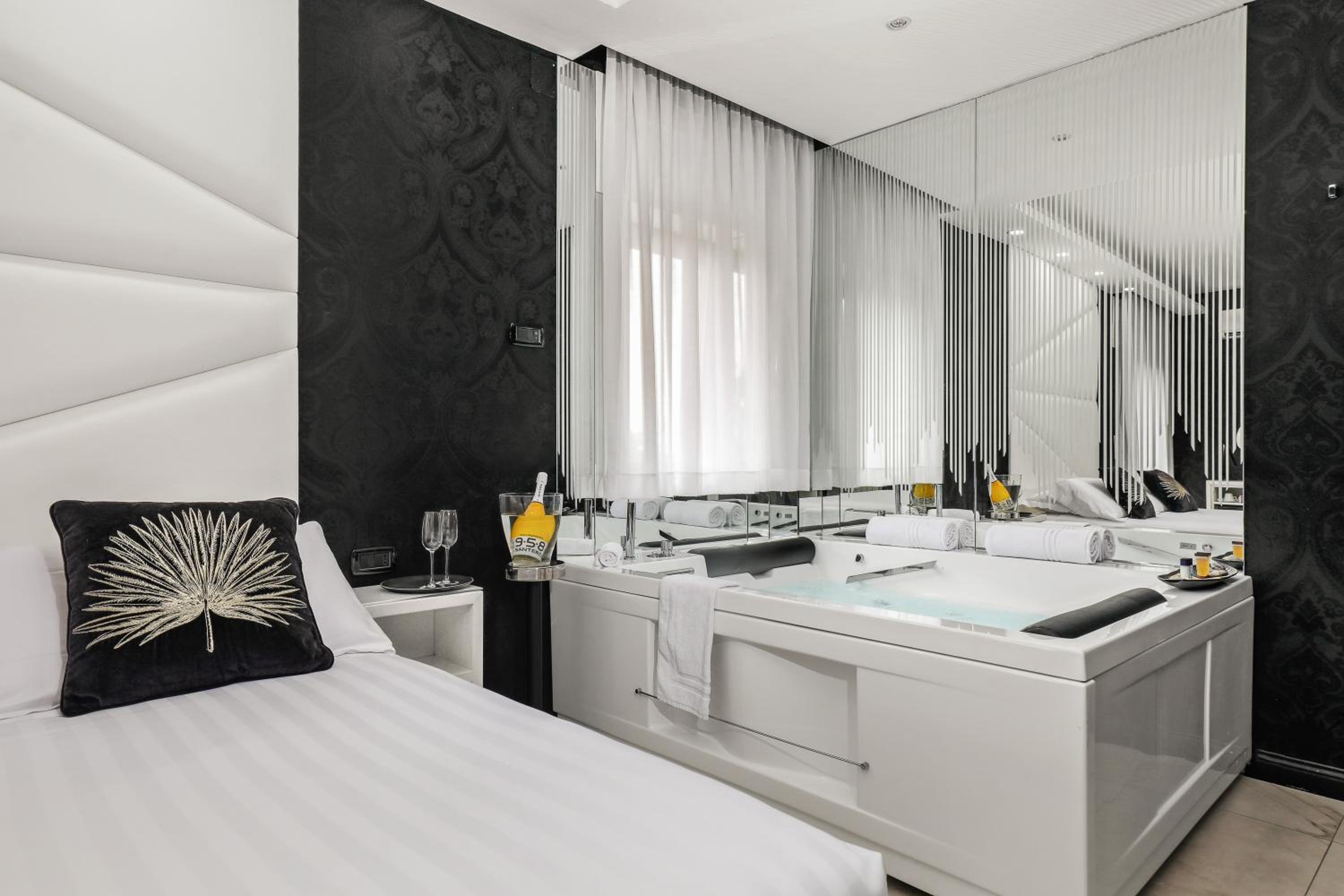 Suite with Spa Bath - Photo 3