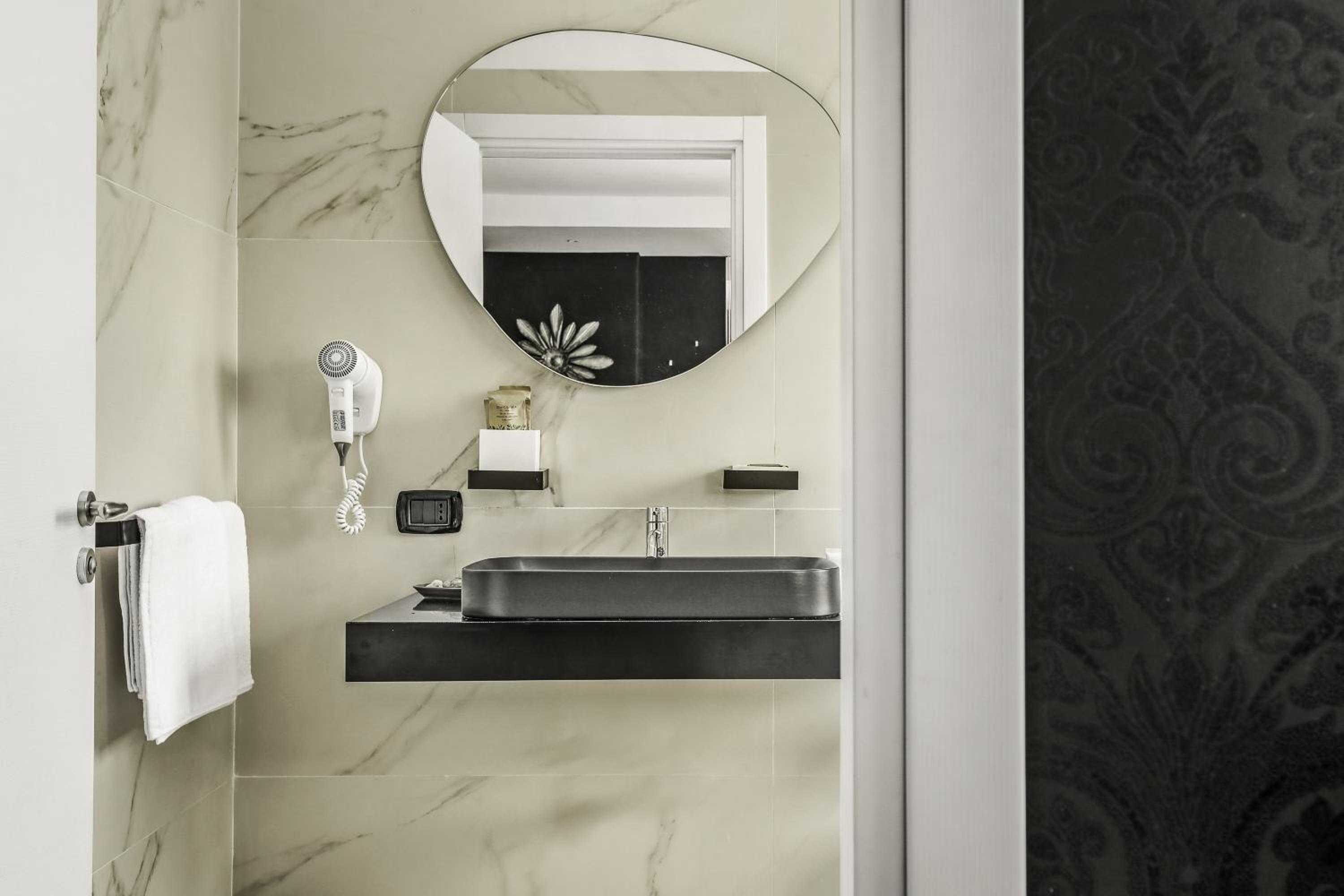 Suite with Spa Bath - Photo 4