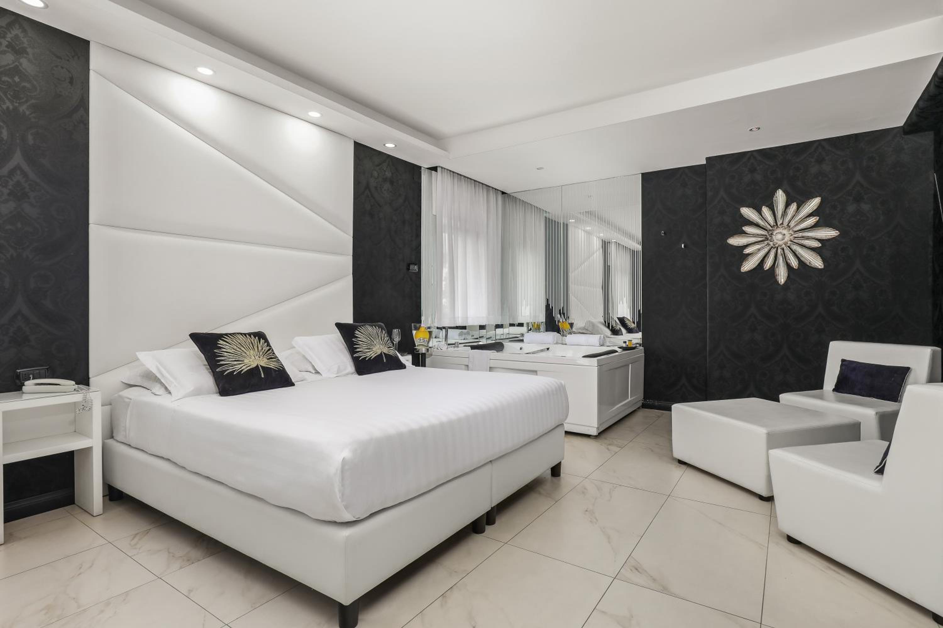 Suite with Spa Bath - Photo 5