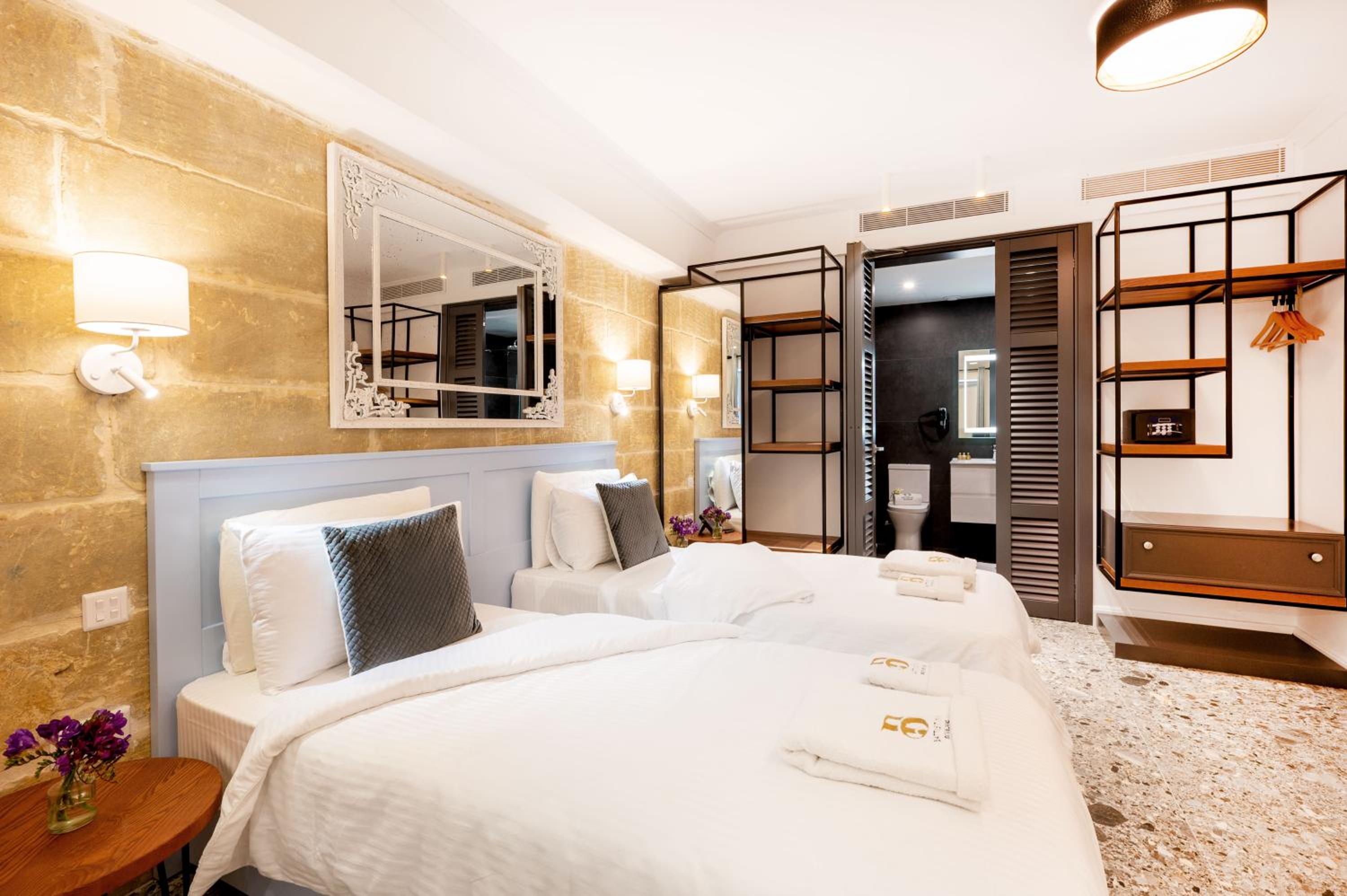 Deluxe Double Room with Shower photo 2