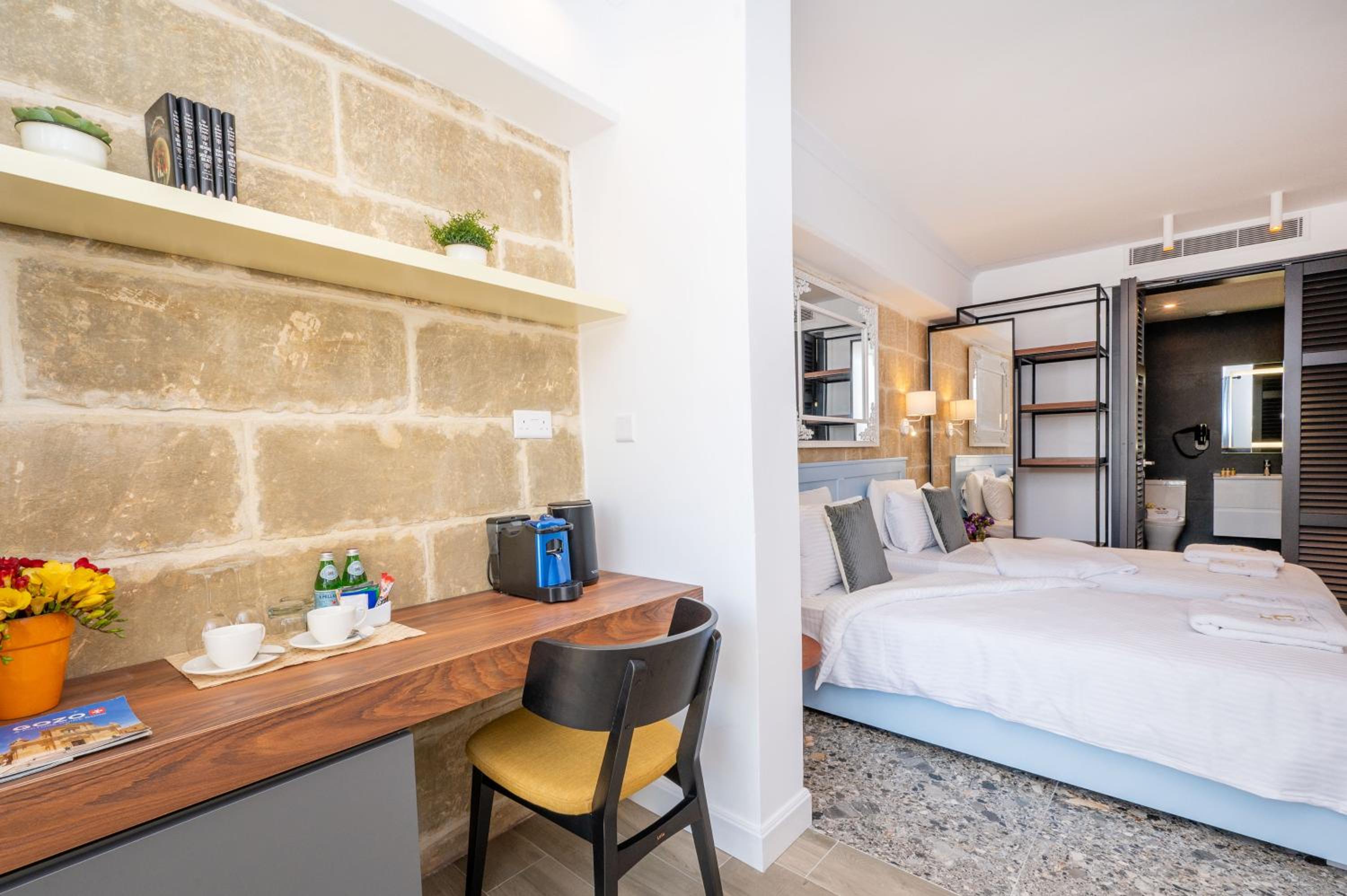 Deluxe Double Room with Shower photo 2